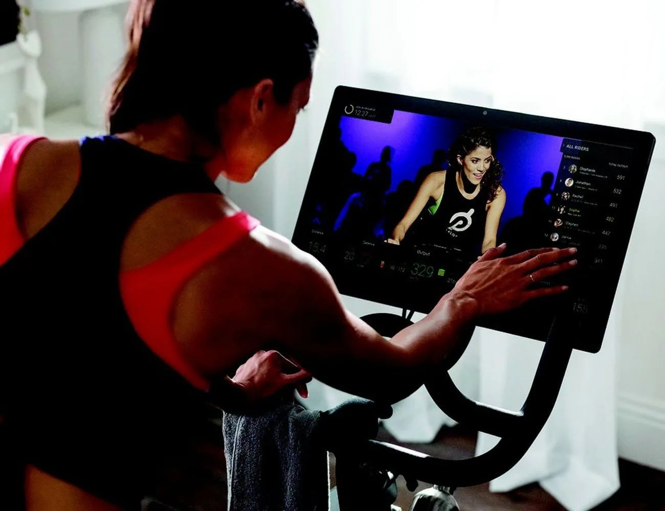 Peloton.-vs-wahoo-Gear-Patrol-Peloton-ambiance-1