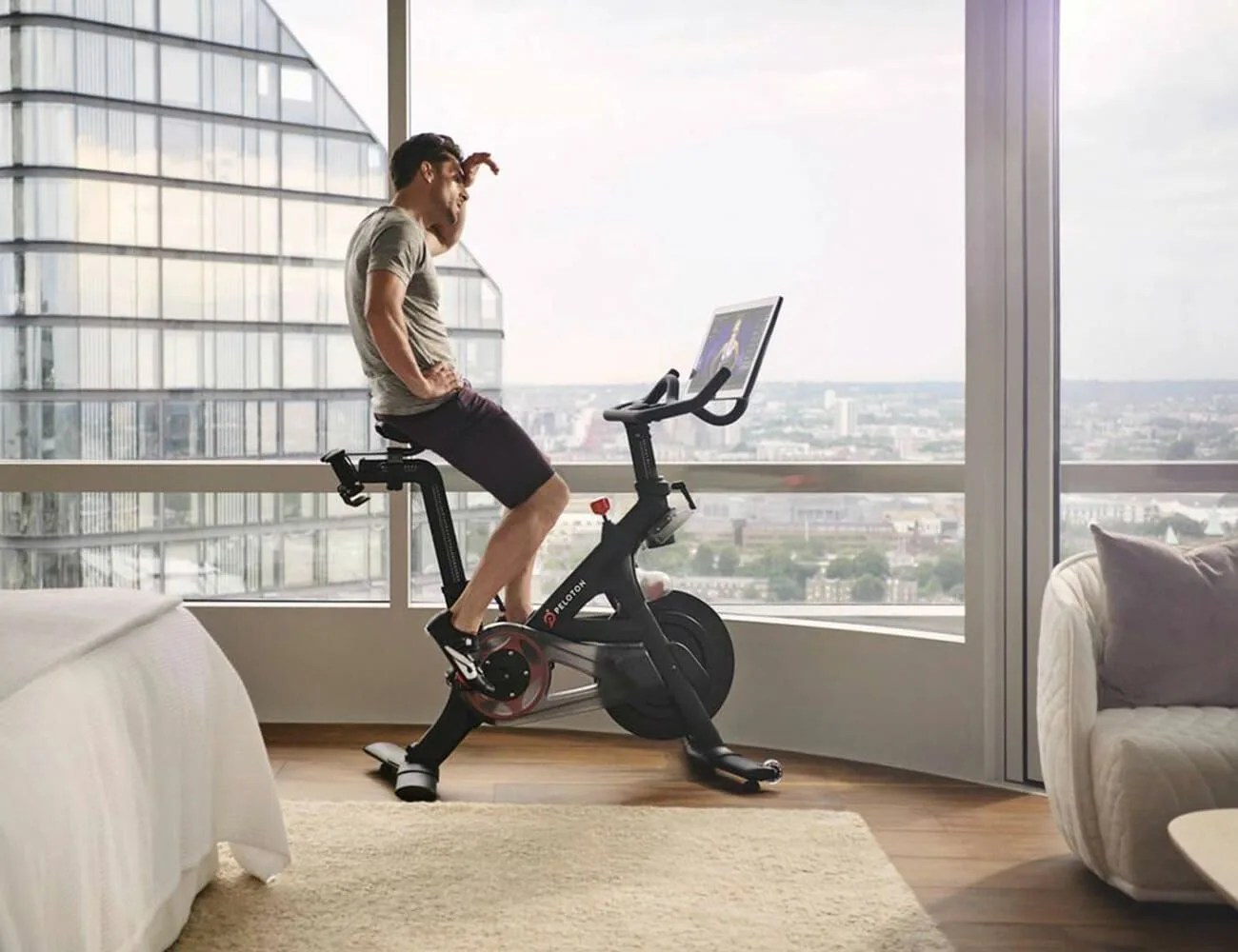 Peloton.-vs-wahoo-Gear-Patrol-peloton-ambiance-2