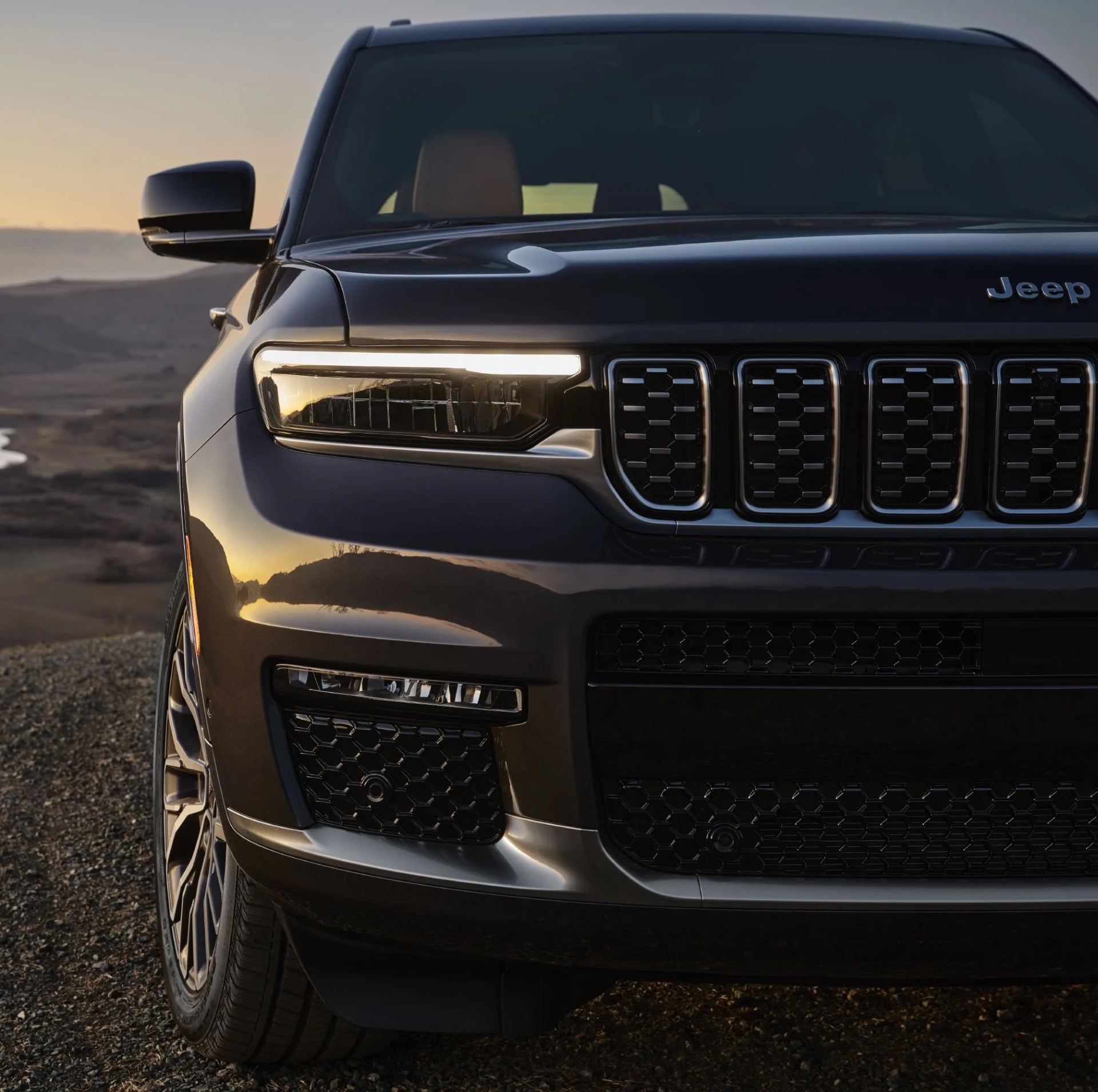 all new 2021 jeep® grand cherokee l summit reserve features all new ultra slim headlamps set into gloss black bezels, along with slim horizontal fog lamps