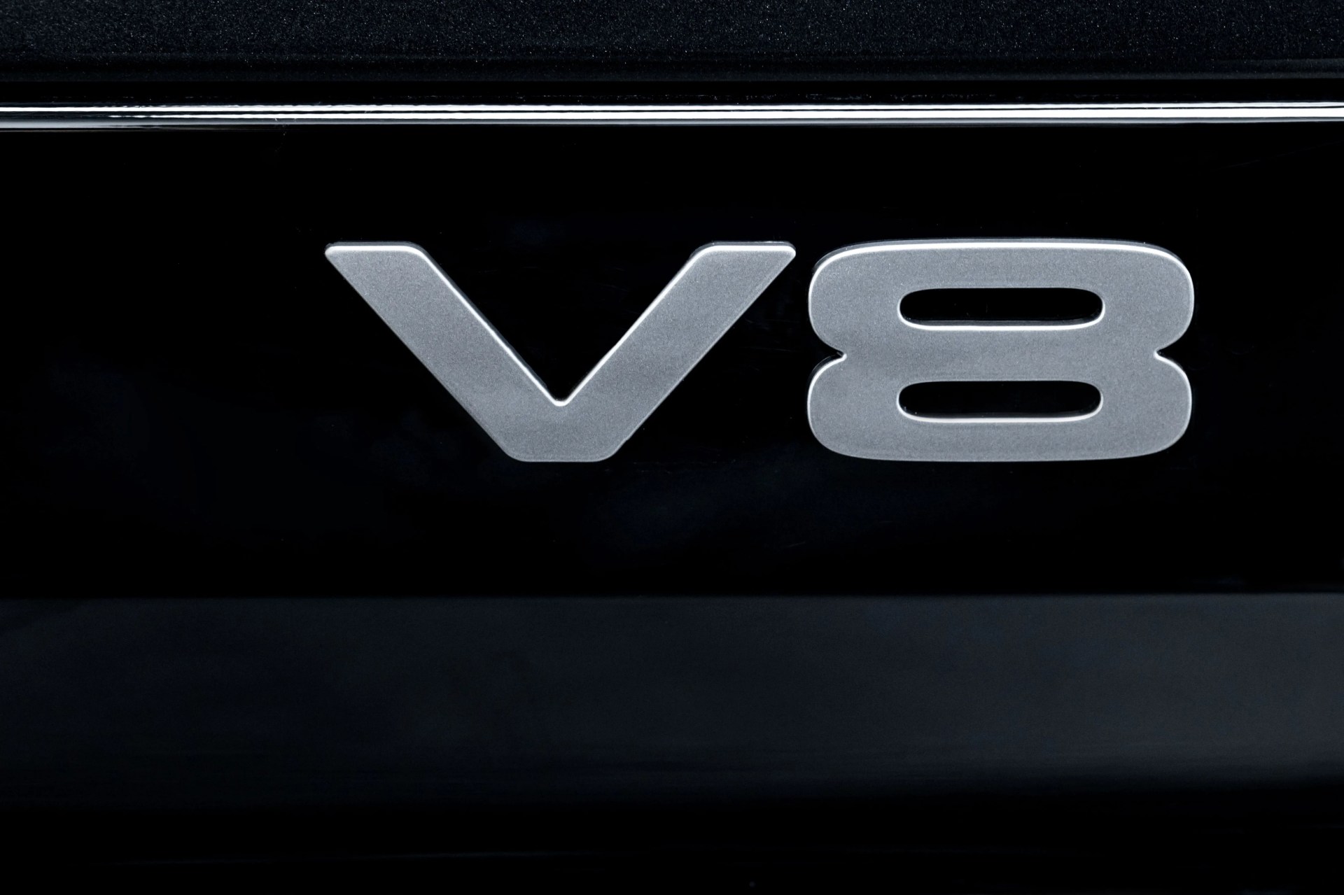 defender v8 badge