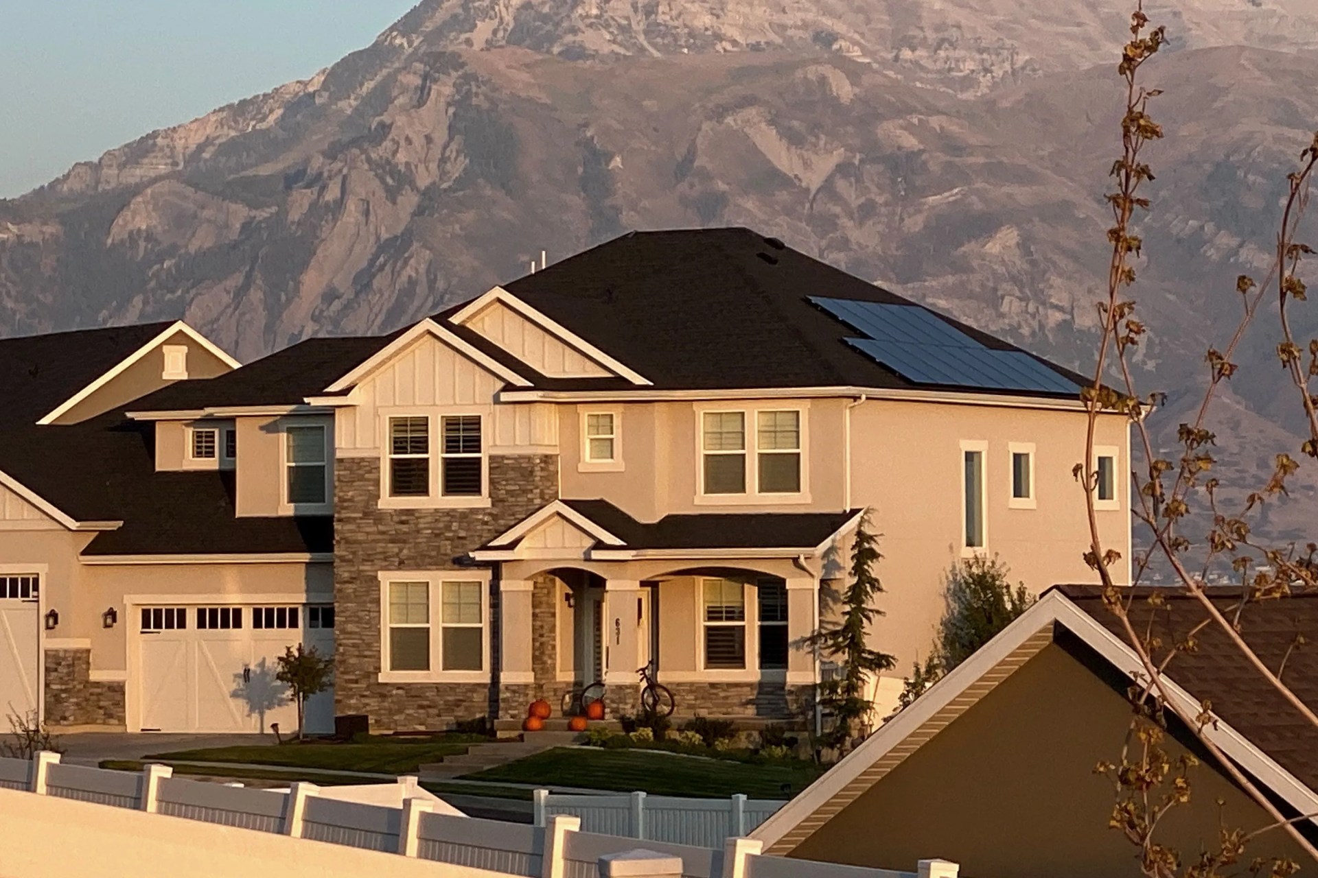 house with project solar panels