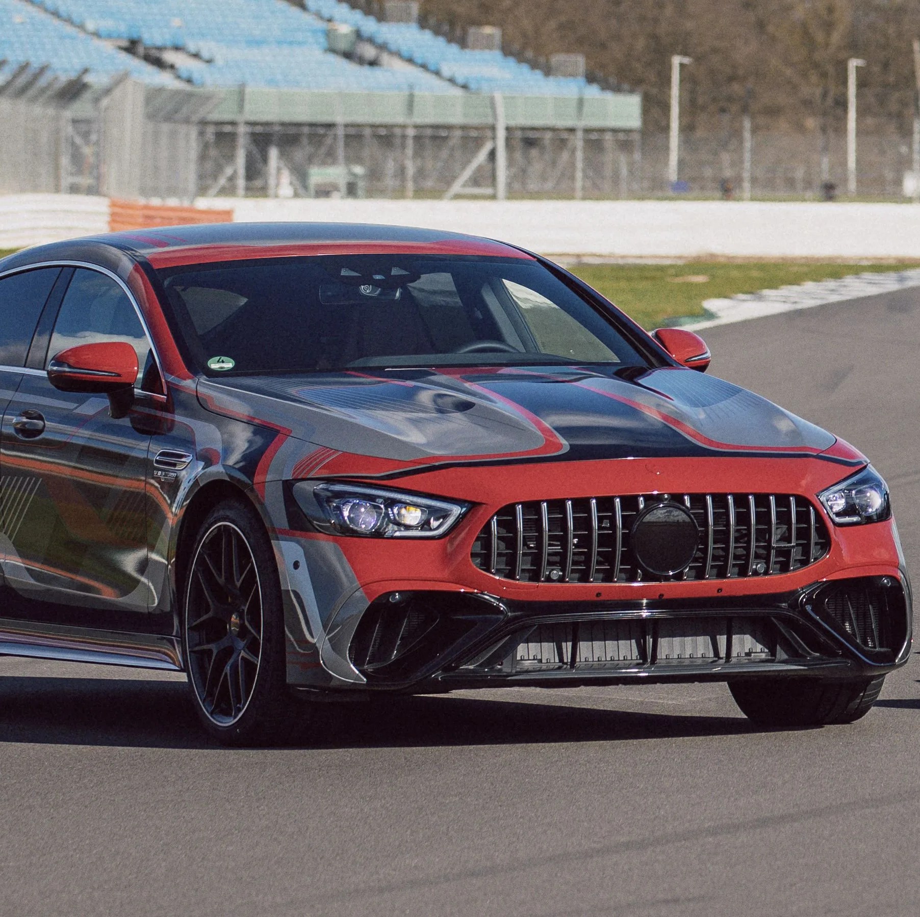 mercedes amg und das mercedes amg petronas f1 team intensivieren zusammenarbeit mercedes amg and the mercedes amg petronas f1 team step up their cooperation
