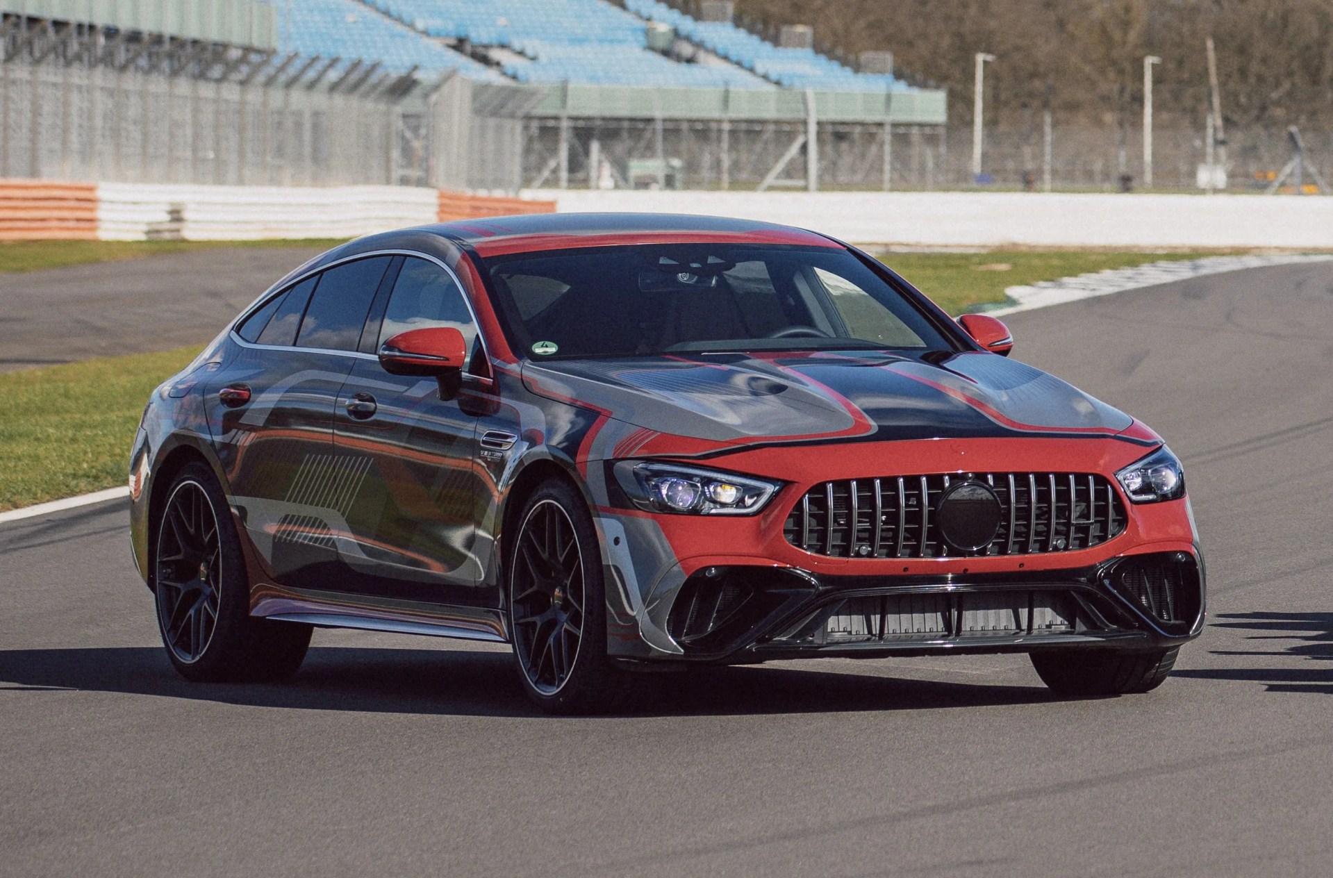 mercedes amg und das mercedes amg petronas f1 team intensivieren zusammenarbeit mercedes amg and the mercedes amg petronas f1 team step up their cooperation