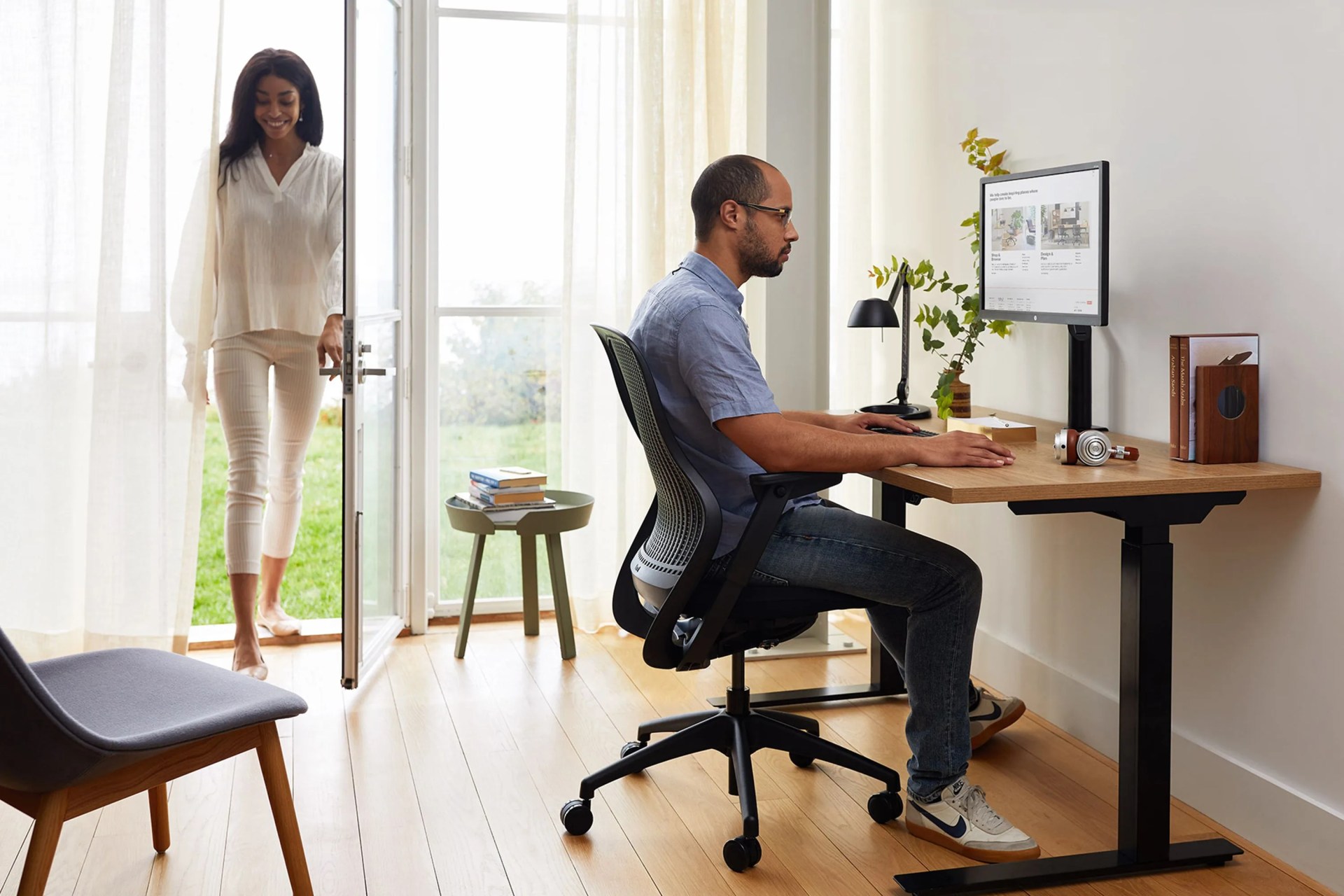 man sitting in a chair working at his knoll desk