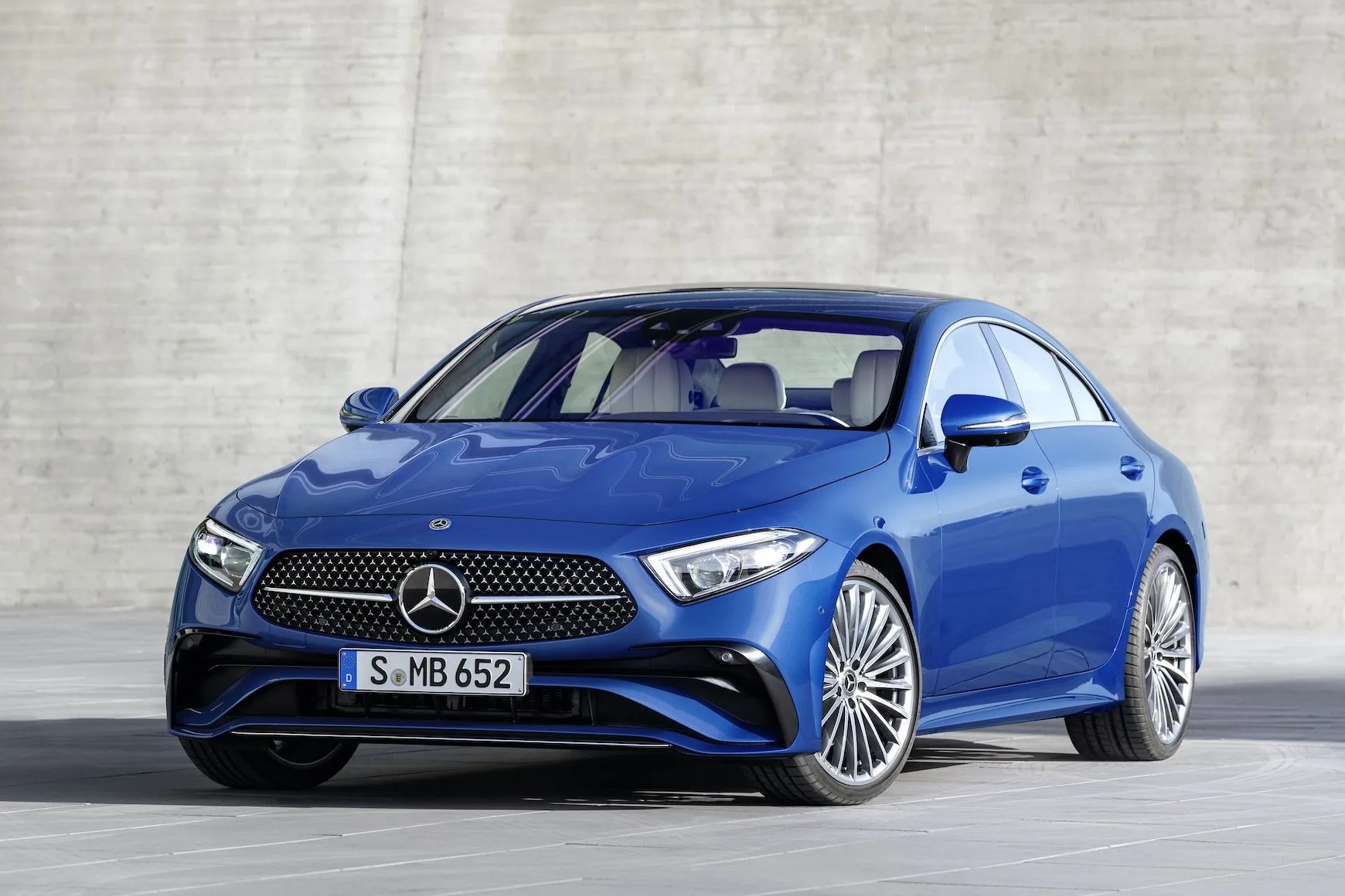mercedes benz cls coupé exterieur spektralblau metallic, amg line interieur designo nappaleder exclusiv in tiefweißschwarz, holz hochglänzend grau, amg line, designo lenkrad zweifarbig in leder nappa  mercedes benz cls coupé exterior spectral blue metallic, amg line interior designo nappa leather exclusive in deep whiteblack, high gloss grey wood trim, amg line, designo two tone steering wheel in nappa leather