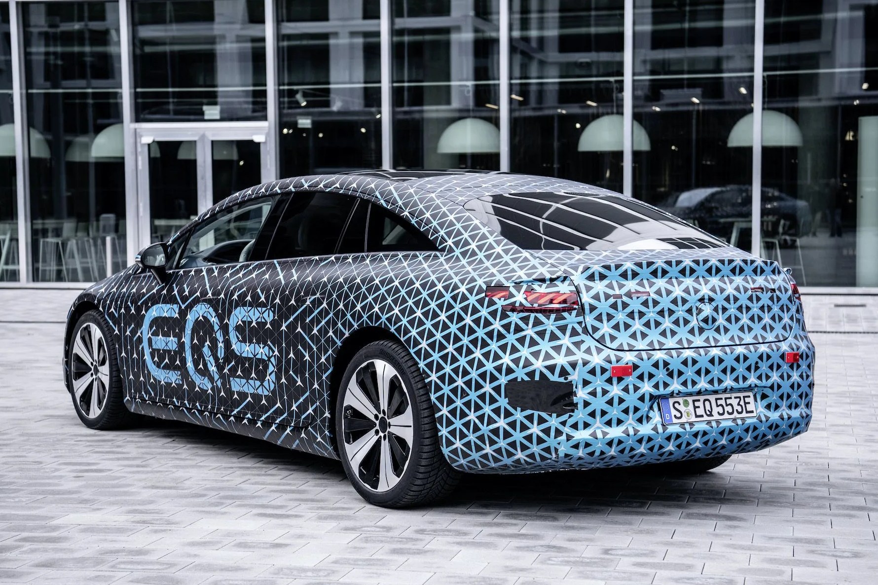 mercedes benz eqs electric vehicle sedan luxury 2022