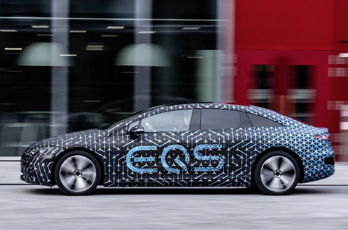 mercedes benz eqs electric vehicle sedan luxury 2022