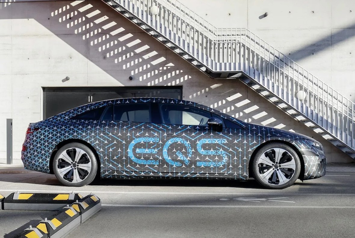 mercedes benz eqs electric vehicle sedan luxury 2022