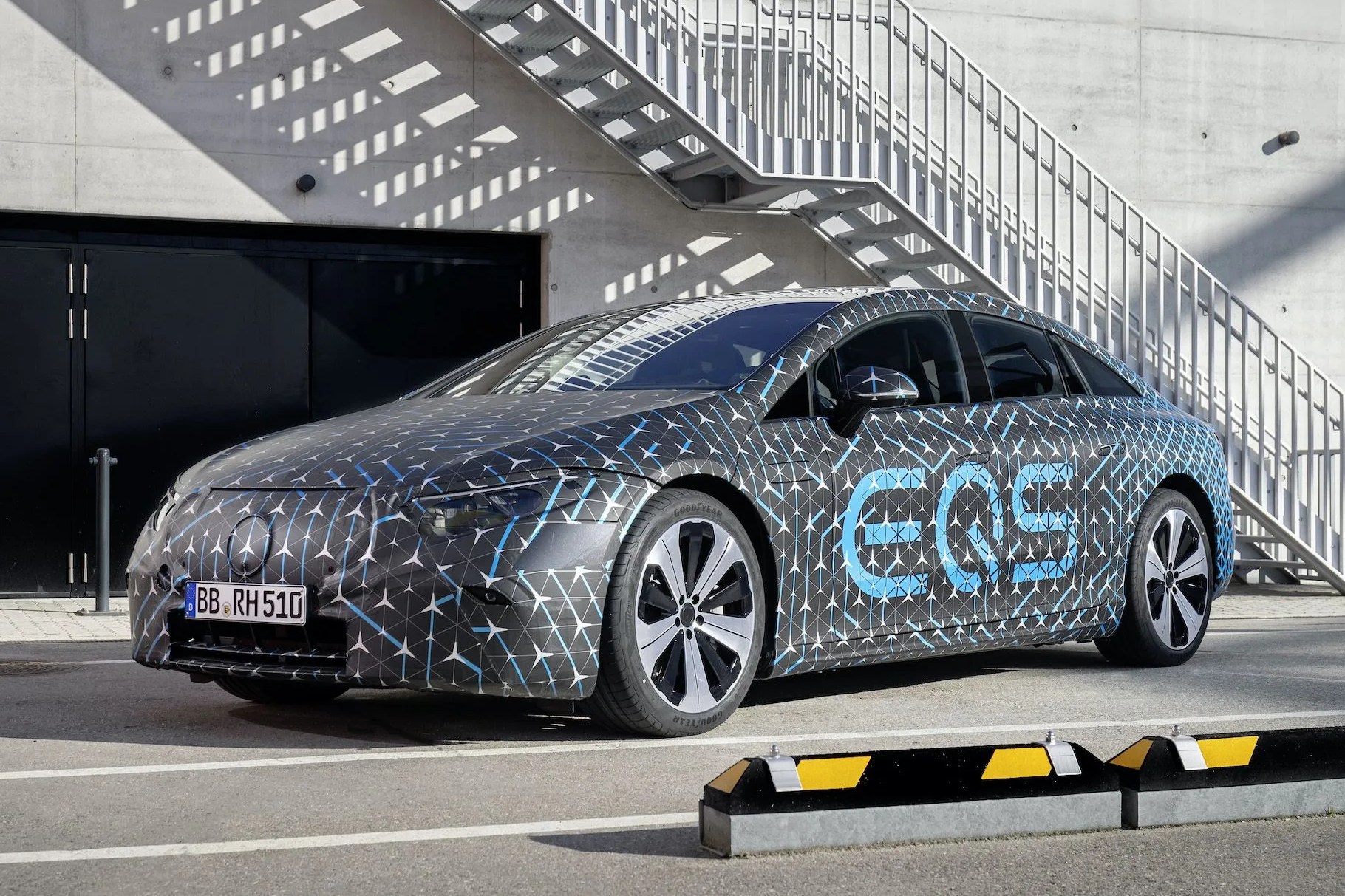 mercedes benz eqs electric vehicle sedan luxury 2022