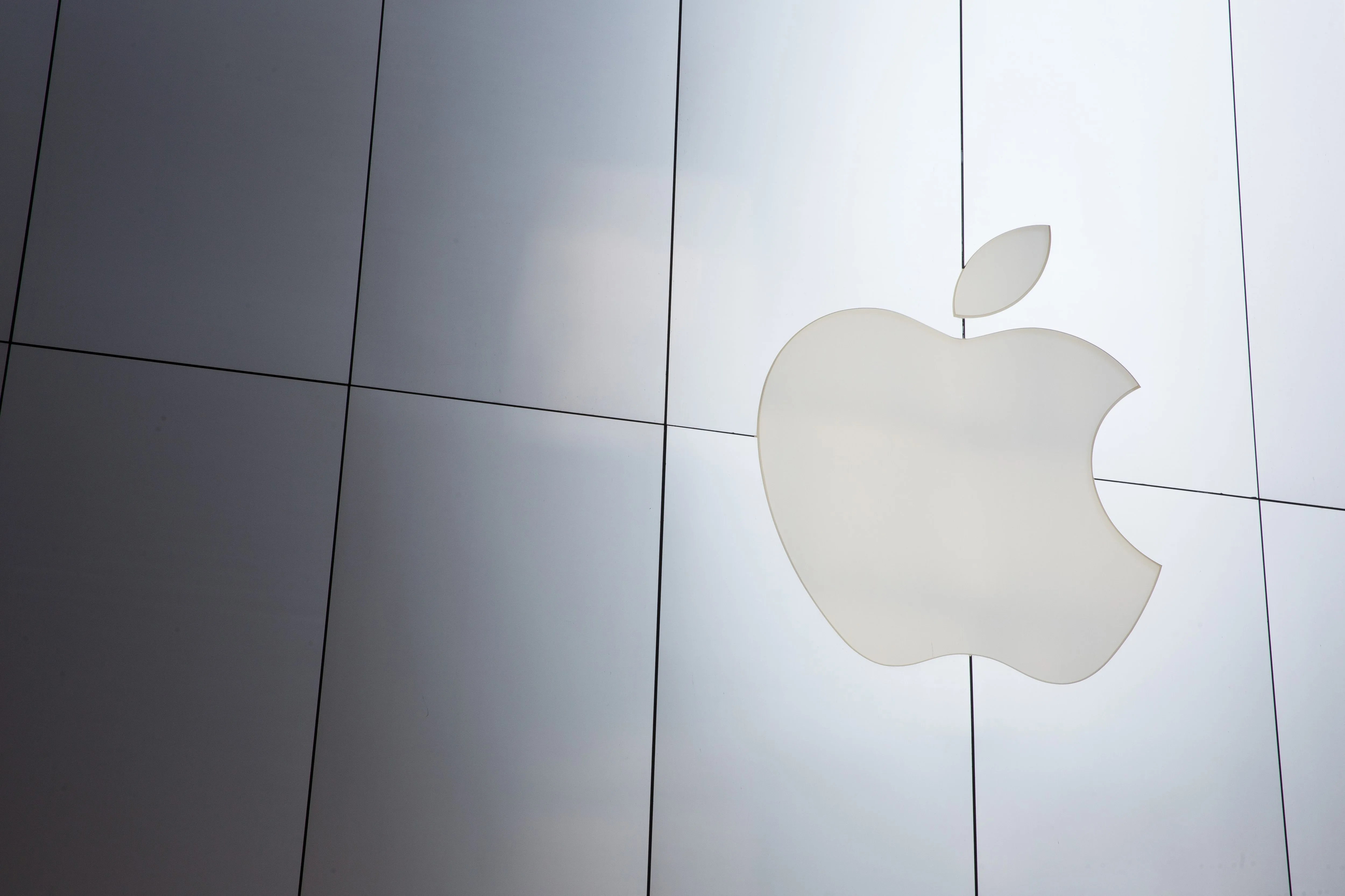 american multinational technology company apple logo and