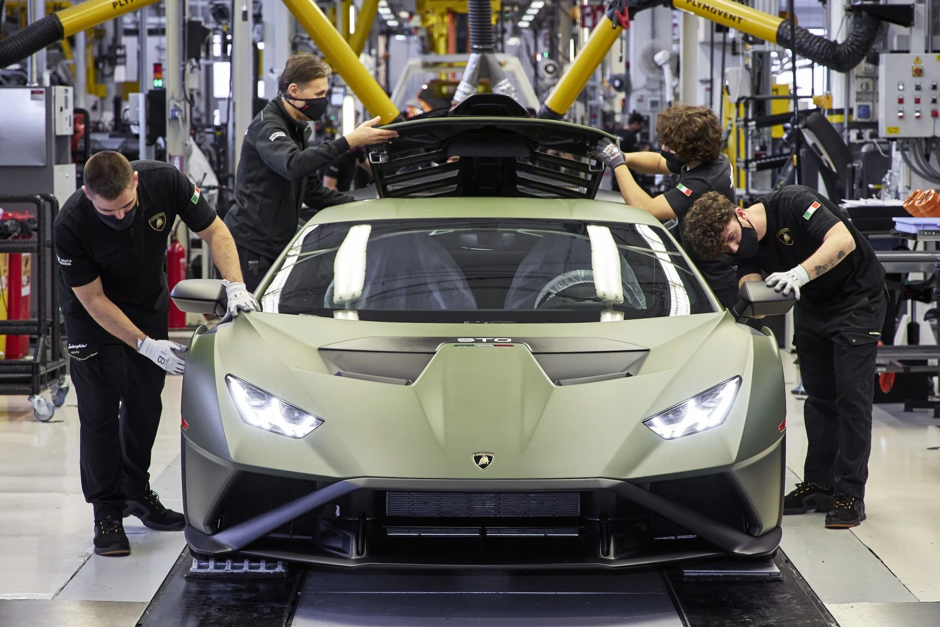 lamborghini huracan assembly line