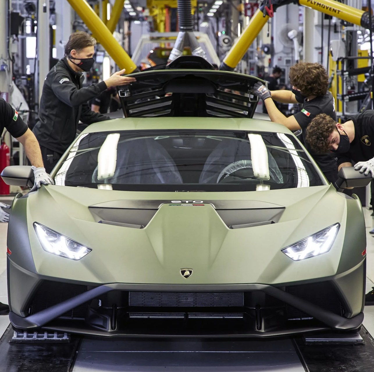 lamborghini huracan assembly line