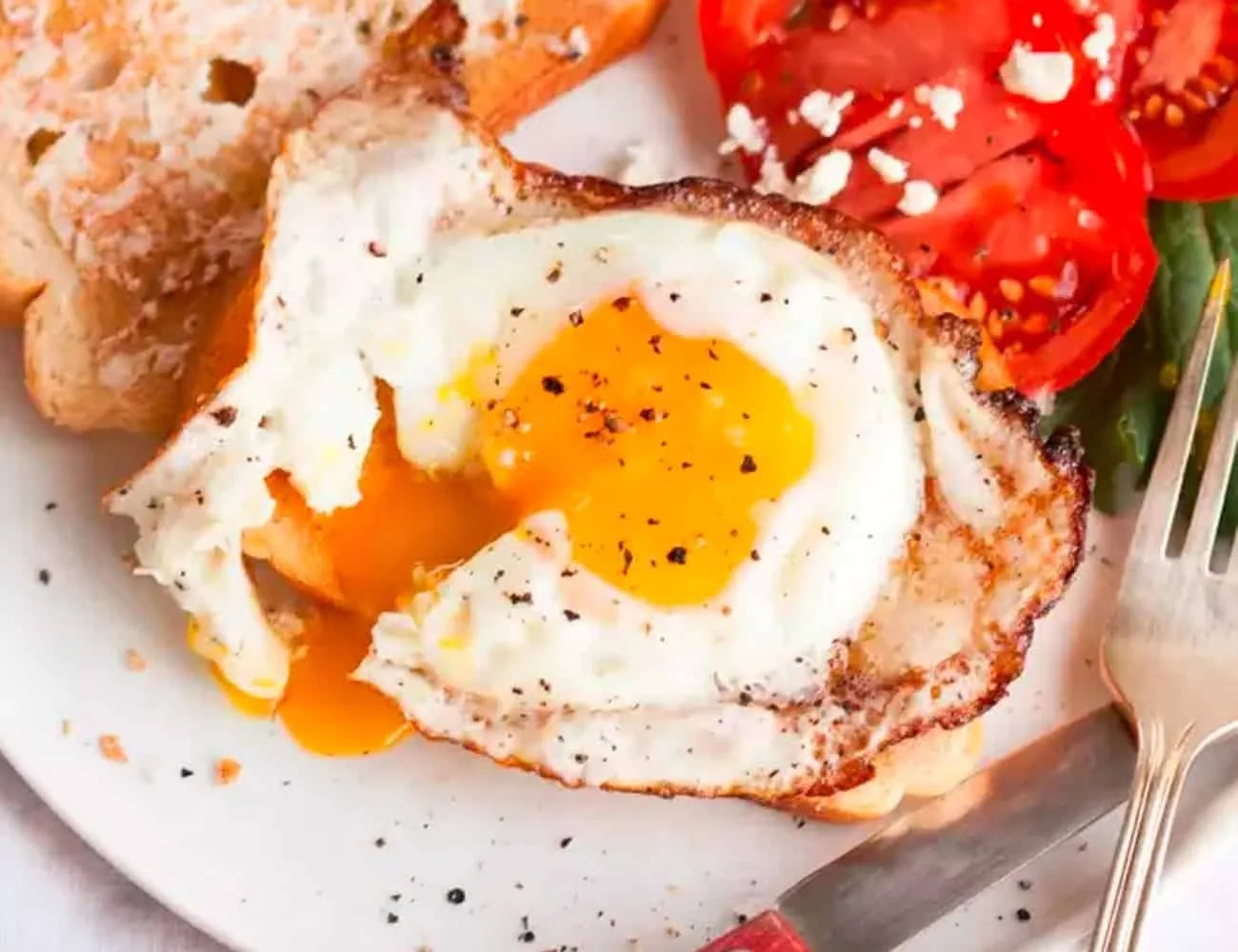 The-20-Best-Things-to-Cook-Cast-Iron-Skillet-Gear-Patrol-Fried-Eggs