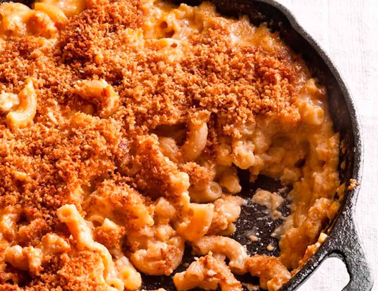 The-20-Best-Things-to-Cook-Cast-Iron-Skillet-Gear-Patrol-Mac-Cheese