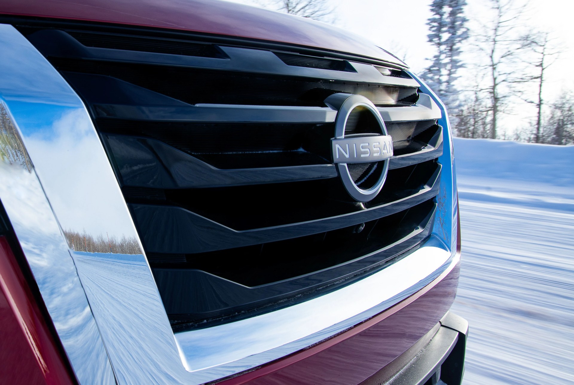 distinctive nissan signature features such as the v motion grille, c shaped headlights and floating roofline are integrated into the new pathfinder design as an homage to that original pathfinder, a functional three slot grille design was incorporated