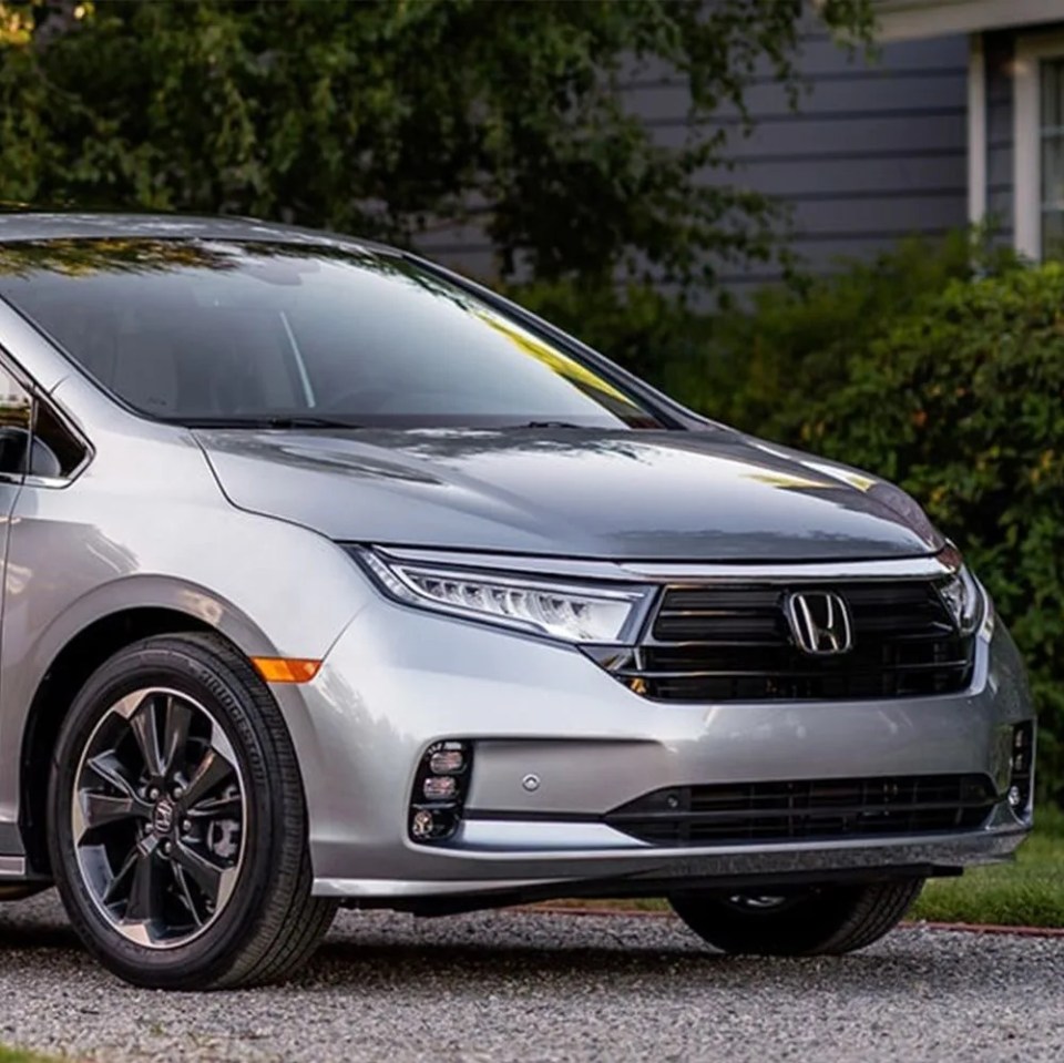 family loading into honda 2022 odyssey