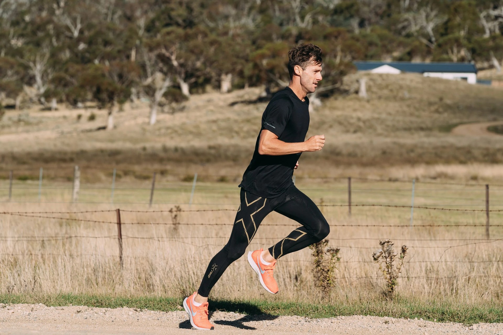 man jogging wearing 2xu leggings