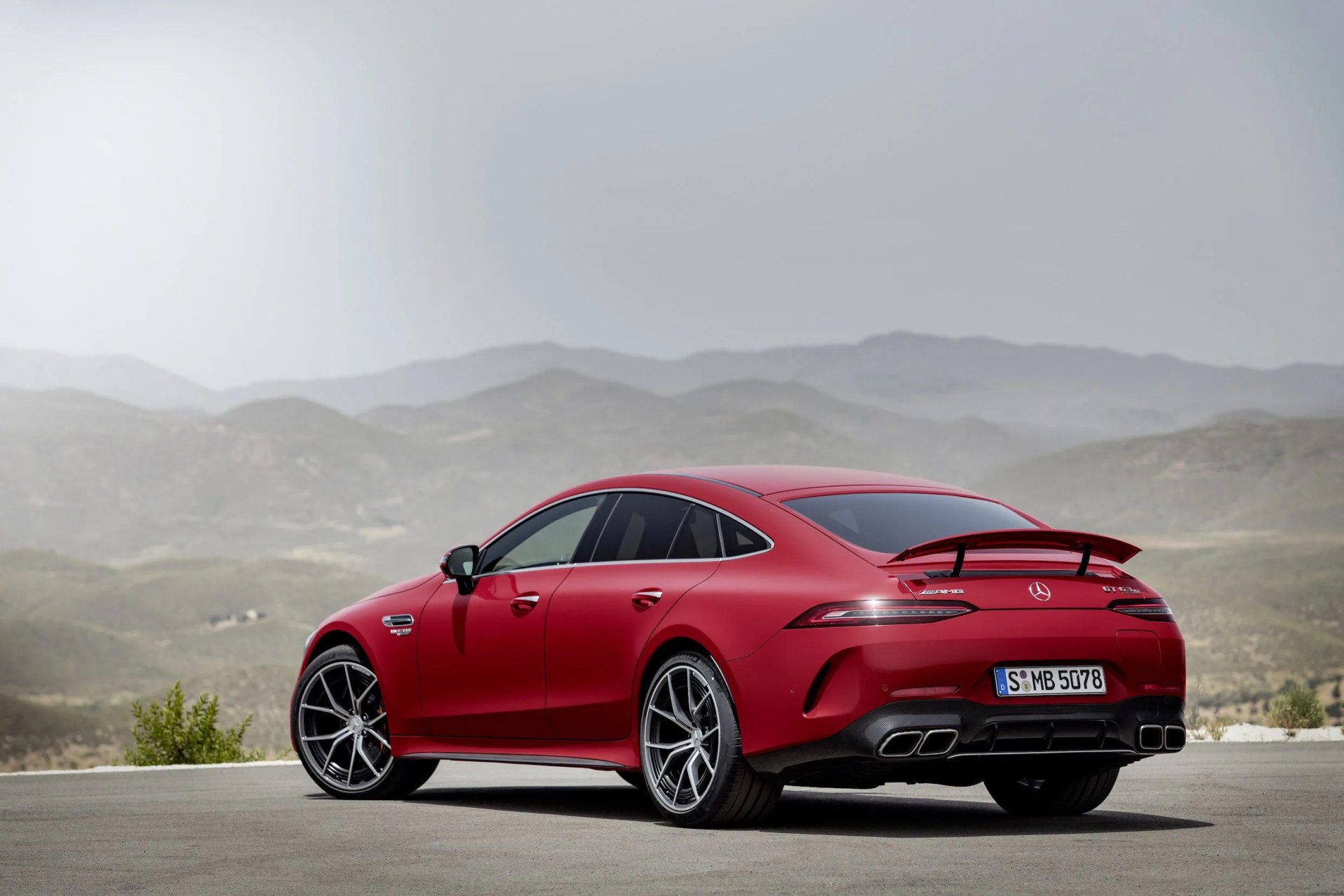 mercedes amg gt 63 s e performance 4matic kraftstoffverbrauch gewichtet, kombiniert wltp 8,6 l100 km co2 emissionen gewichtet, kombiniert 196 gkm stromverbrauch gewichtet 10,3 kwh100 km exterieur jupiterrot, amg carbon paket exterieur, 53,3 cm 21" amg schmiederäder im 5 doppelspeichen design, amg keramik hochleistungs verbundbremsanlage interieur leder exklusiv nappa schwarz, performance lenkrad in leder nappa mit lenkradtasten, amg performance sitze, amg zierlemente carbon mercedes amg gt 63 s e performance 4matic weighted, combined fuel consumption wltp 86 l100 km weighted, combined co2 emissions 196 gkm weighted electrical consumption 103 kwh100 km exterior jupiter red, amg exterior carbon package, 533 cm 21 inch amg 5 twin spoke forged wheels, amg high performance ceramic composite braking system interior exclusive leather nappa black , steering wheel in nappa leather black with steering wheel buttons, amg performance seats, amg carbon fibre trim