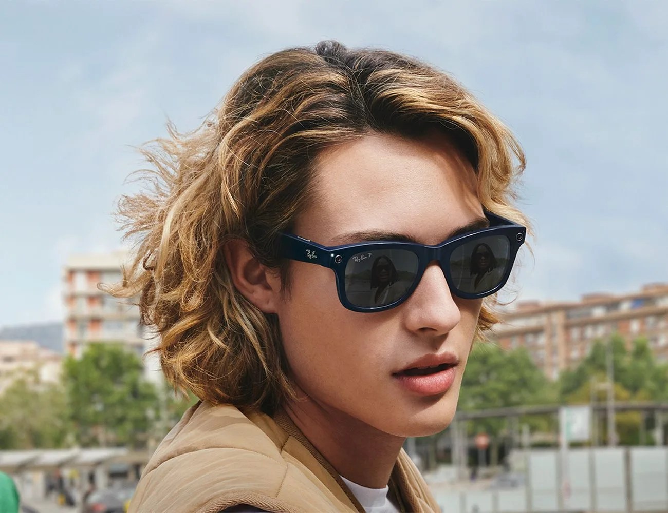 woman wearing rayban sunglasses