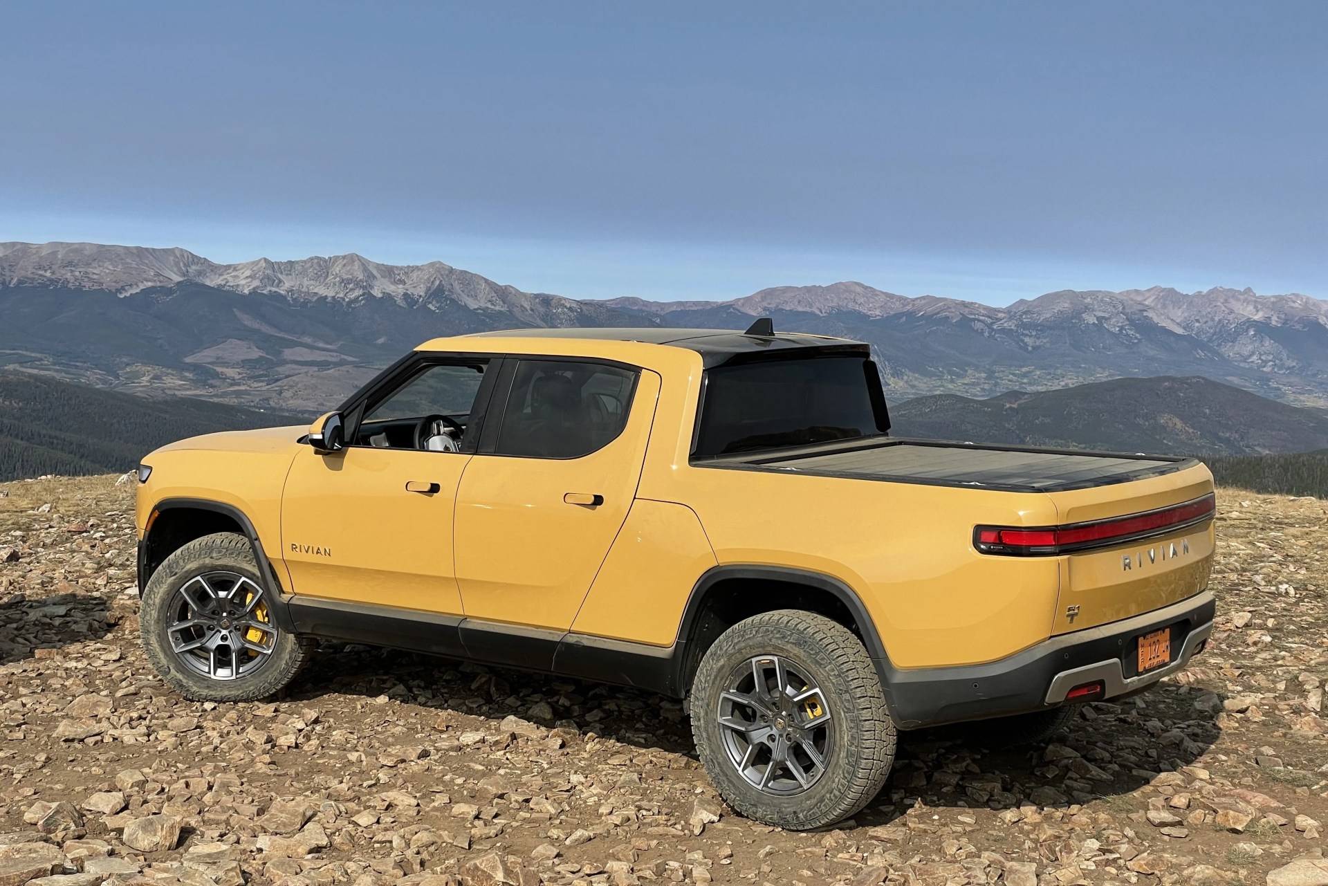 rivian r1t electric pickup truck 2022