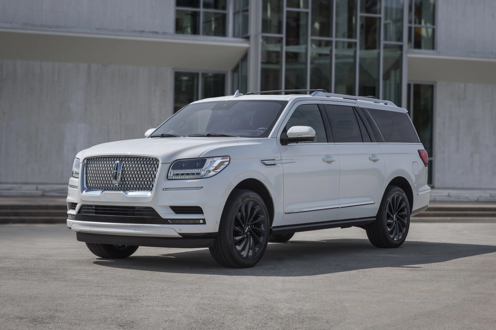 the monochromatic package, available on the navigator reserve series, offers on trend exterior sweeps of color that showcase the bold lines of lincoln’s full size suv