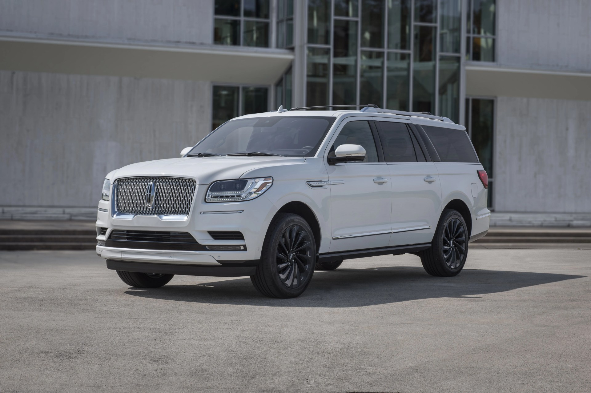 the monochromatic package, available on the navigator reserve series, offers on trend exterior sweeps of color that showcase the bold lines of lincoln’s full size suv