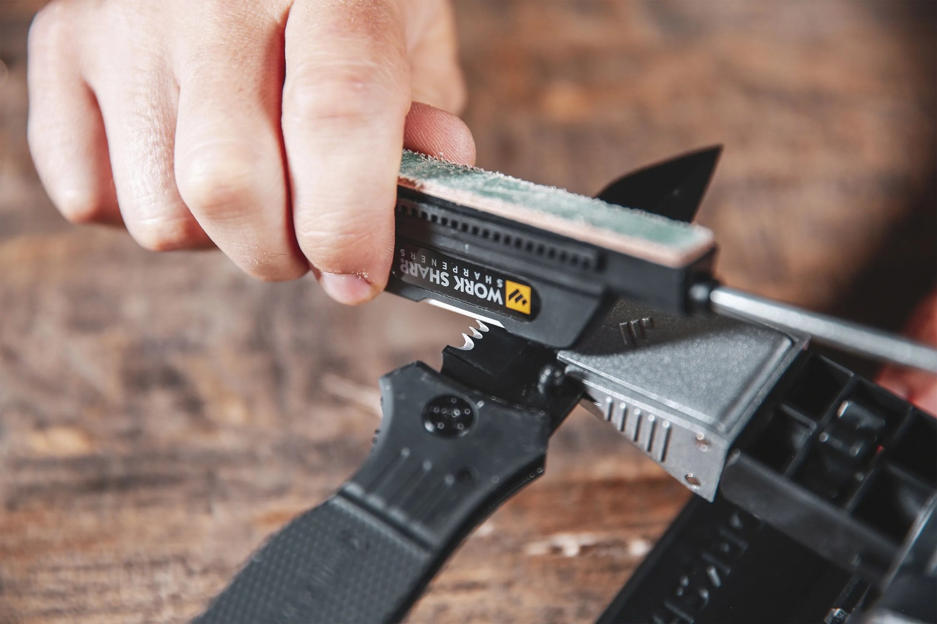 sharpening knife using work sharp tool
