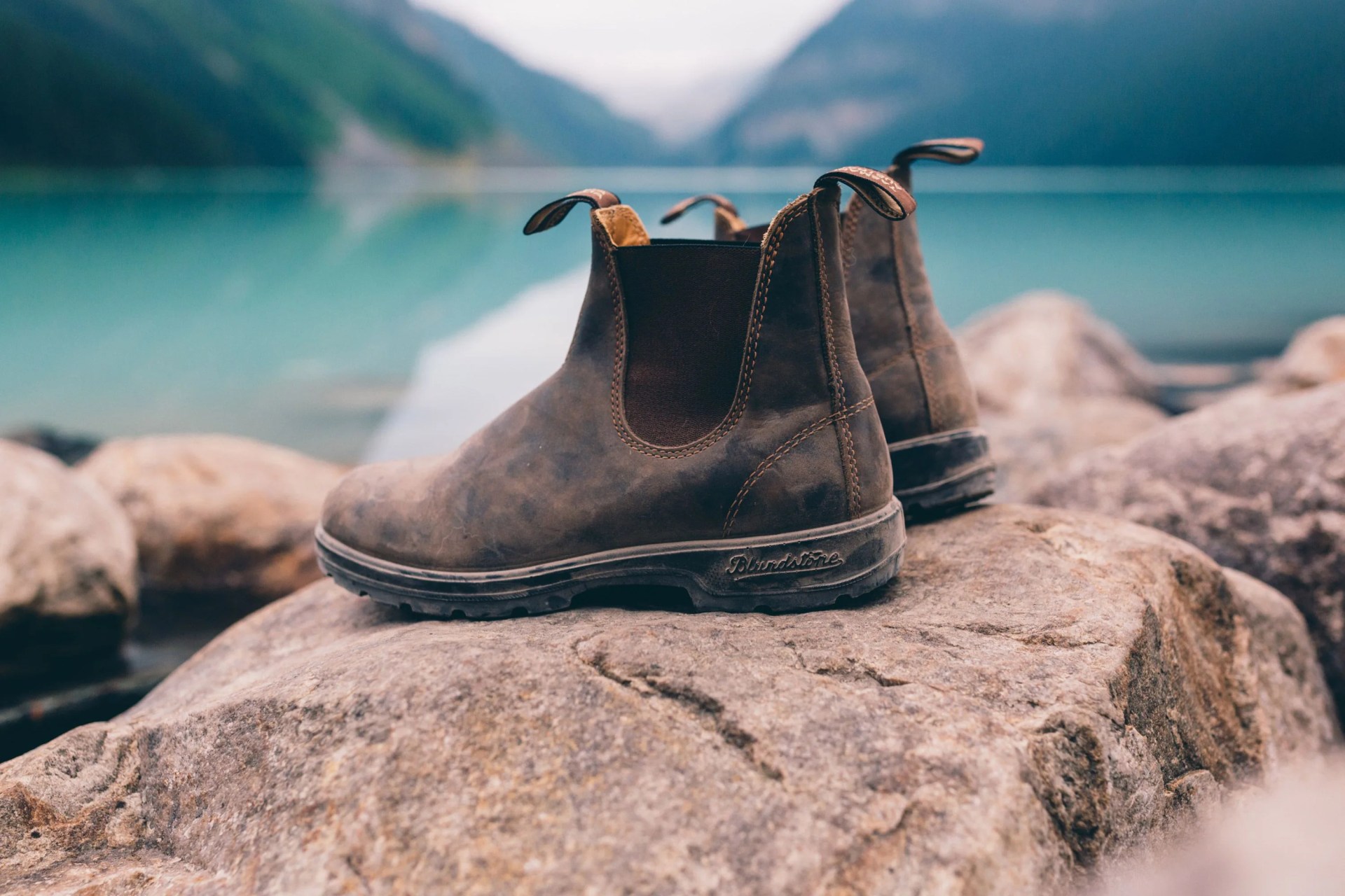 blundstone classic chelsea boots in rustic brown