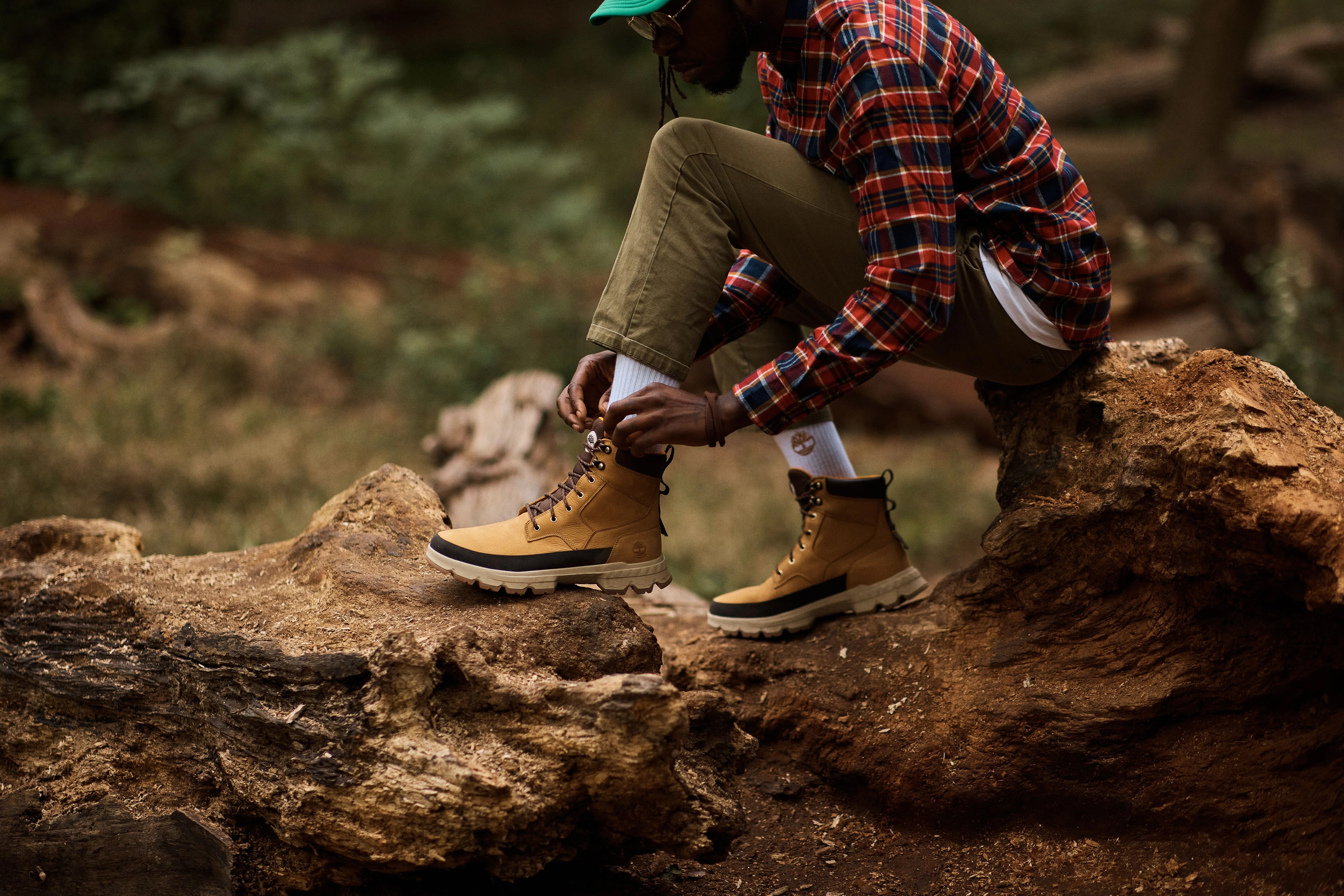 nelson tying his timberland shoes