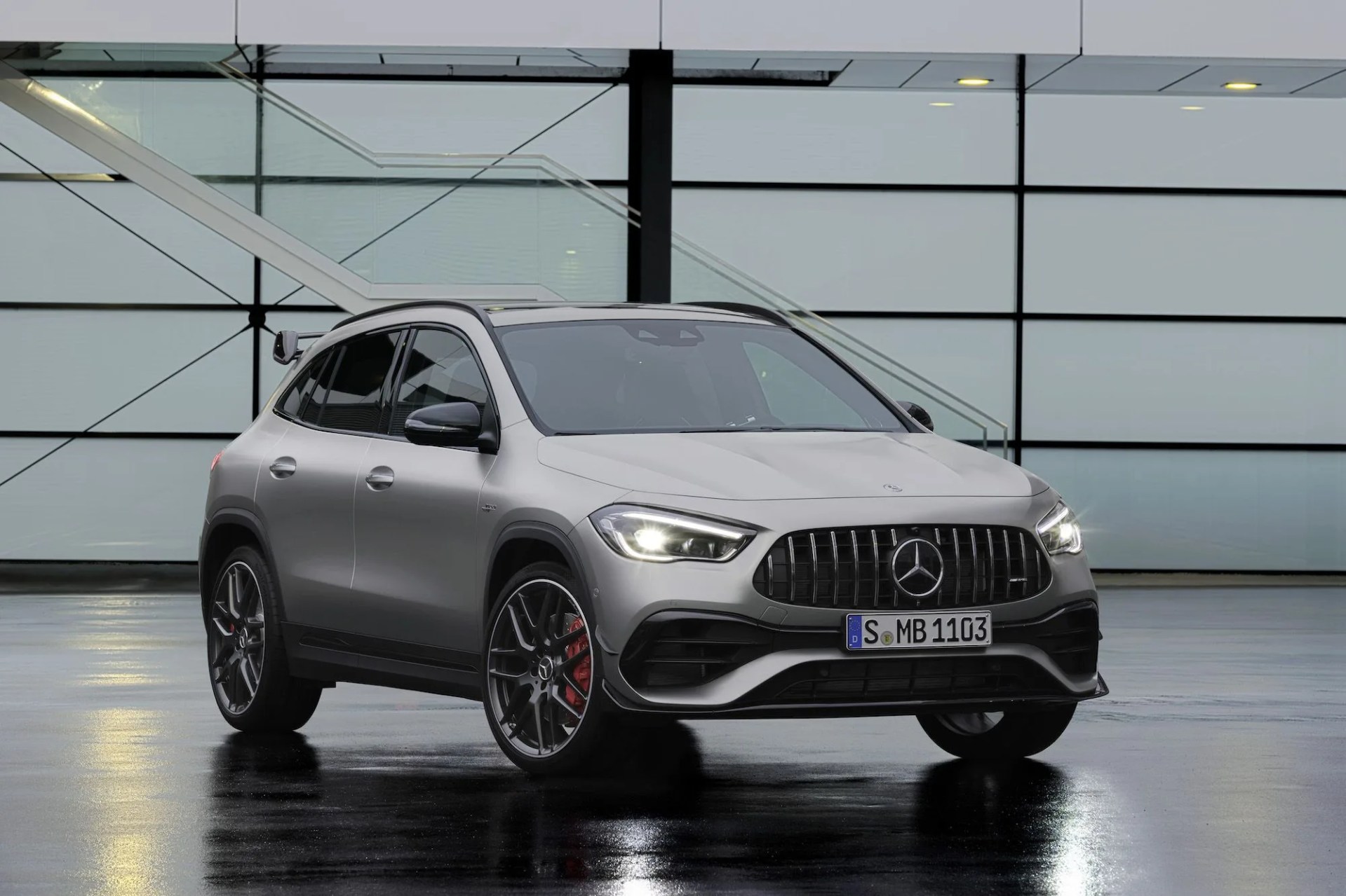 mercedes amg gla45 s 4matickraftstoffverbrauch kombiniert 9,3 9,2  l100 km co2 emissionen kombiniert 212 210 gkm exterieur, front perspektive, amg spezifische kühlerverkleidung  mercedes amg gla45 s 4matic combined fuel consumption 9,3 9,2 l100 km combined co2 emission 212 210 gkm, exterior, amg specific radiator grill, front perspective
