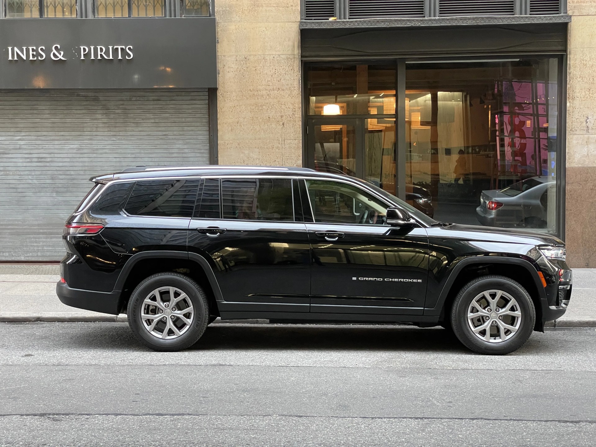 2021 jeep grand cherokee l black side view