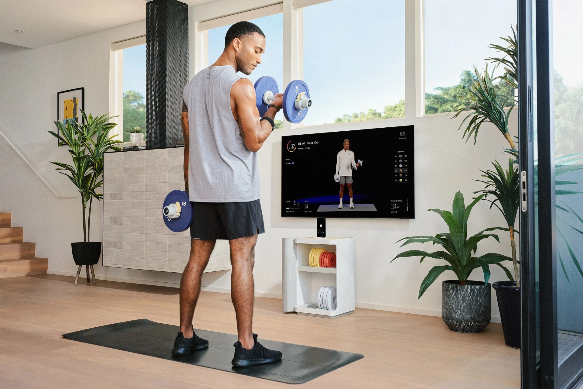 man lifting weights using tempo