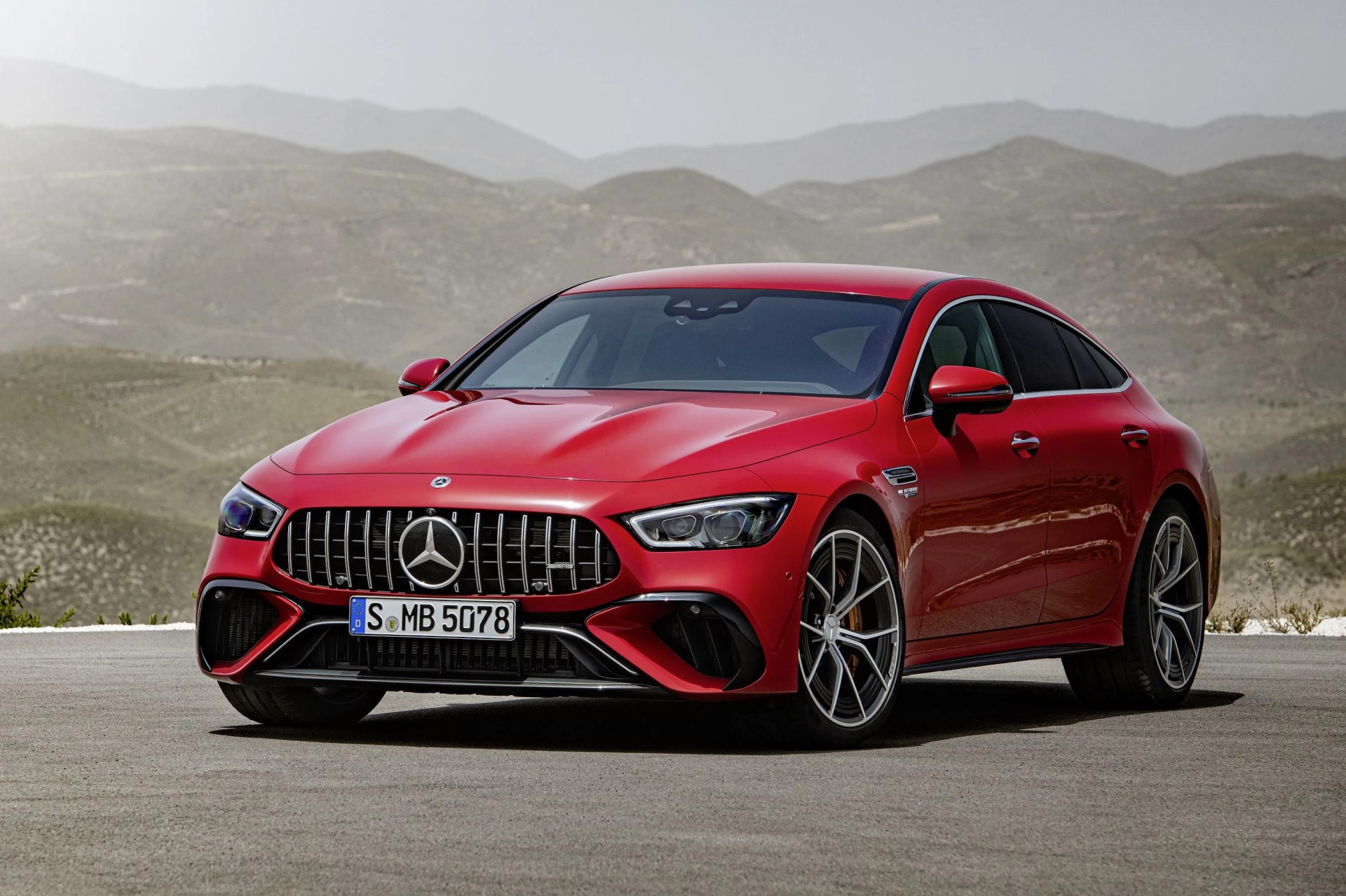 mercedes amg gt 63 s e performance 4matic kraftstoffverbrauch gewichtet, kombiniert wltp 8,6 l100 km co2 emissionen gewichtet, kombiniert 196 gkm stromverbrauch gewichtet 10,3 kwh100 km exterieur jupiterrot, amg carbon paket exterieur, 53,3 cm 21
