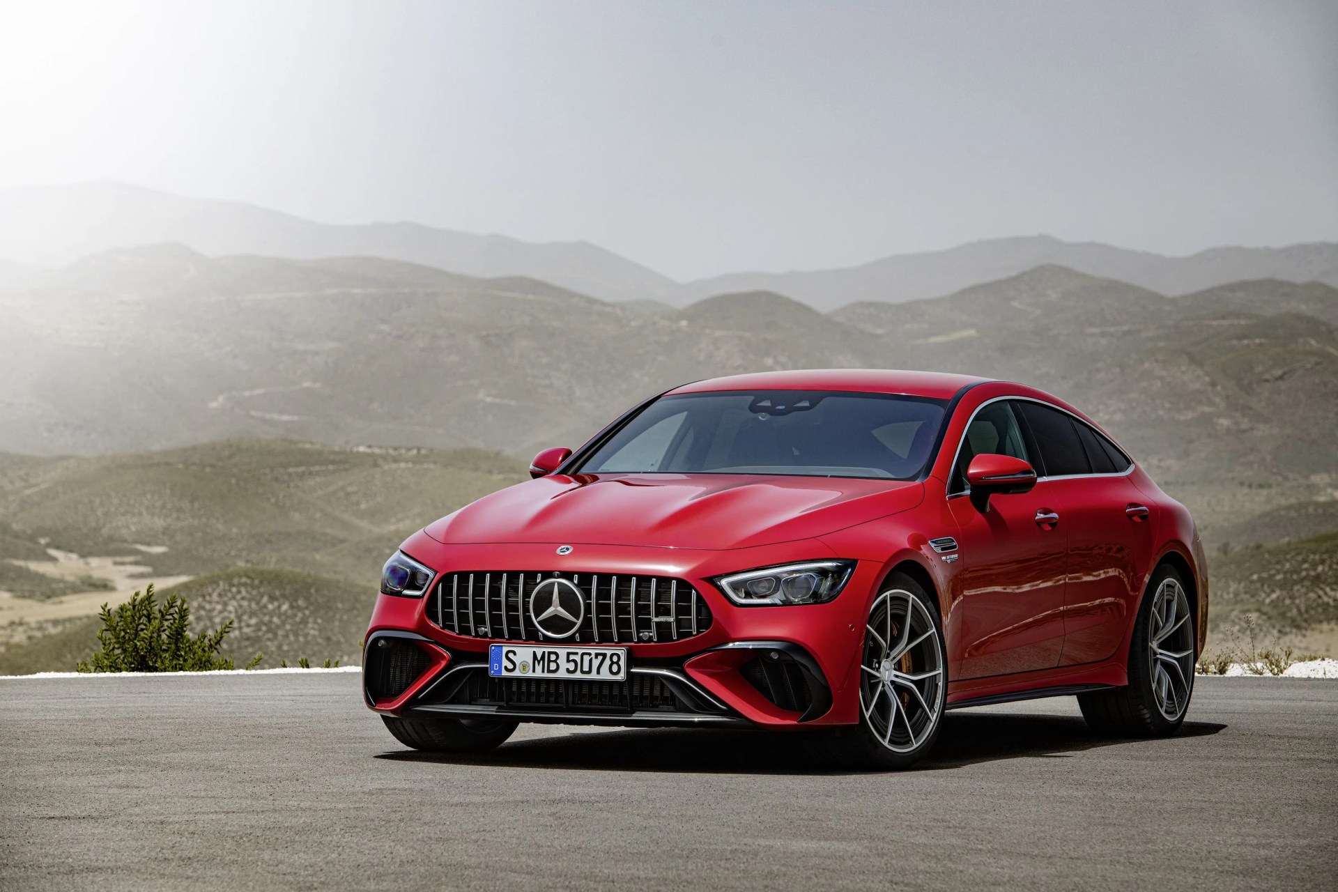 mercedes amg gt 63 s e performance 4matic kraftstoffverbrauch gewichtet, kombiniert wltp 8,6 l100 km co2 emissionen gewichtet, kombiniert 196 gkm stromverbrauch gewichtet 10,3 kwh100 km exterieur jupiterrot, amg carbon paket exterieur, 53,3 cm 21" amg schmiederäder im 5 doppelspeichen design, amg keramik hochleistungs verbundbremsanlage interieur leder exklusiv nappa schwarz, performance lenkrad in leder nappa mit lenkradtasten, amg performance sitze, amg zierlemente carbon  mercedes amg gt 63 s e performance 4matic weighted, combined fuel consumption wltp 86 l100 km weighted, combined co2 emissions 196 gkm weighted electrical consumption 103 kwh100 km exterior jupiter red, amg exterior carbon package, 533 cm 21 inch amg 5 twin spoke forged wheels, amg high performance ceramic composite braking system interior exclusive leather nappa black , steering wheel in nappa leather black with steering wheel buttons, amg performance seats, amg carbon fibre trim