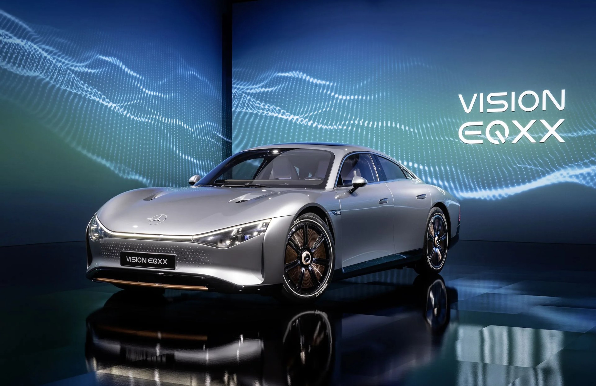 der vision eqxx zeigt, wie sich mercedes benz die zukunft des elektroautos vorstellt das auto hat eine reichweite von mehr als 1000 kilometern und einen energieverbrauch von weniger als 10 kwh pro 100 kilometer der vision eqxx steht für neue maßstäbe hinsichtlich energieeffizienz und reichweite im realen straßenverkehr sowie für die revolutionäre entwicklung von elektroautos the vision eqxx is how mercedes benz imagines the future of electric cars the car has a range of more than 1,000 kilometres with an outstanding energy consumption of less than 10 kwh per 100 kilometres the vision eqxx stands for major new advances it sets new standards in terms of energy efficiency and range in real life traffic, and revolutionises the development of electric cars