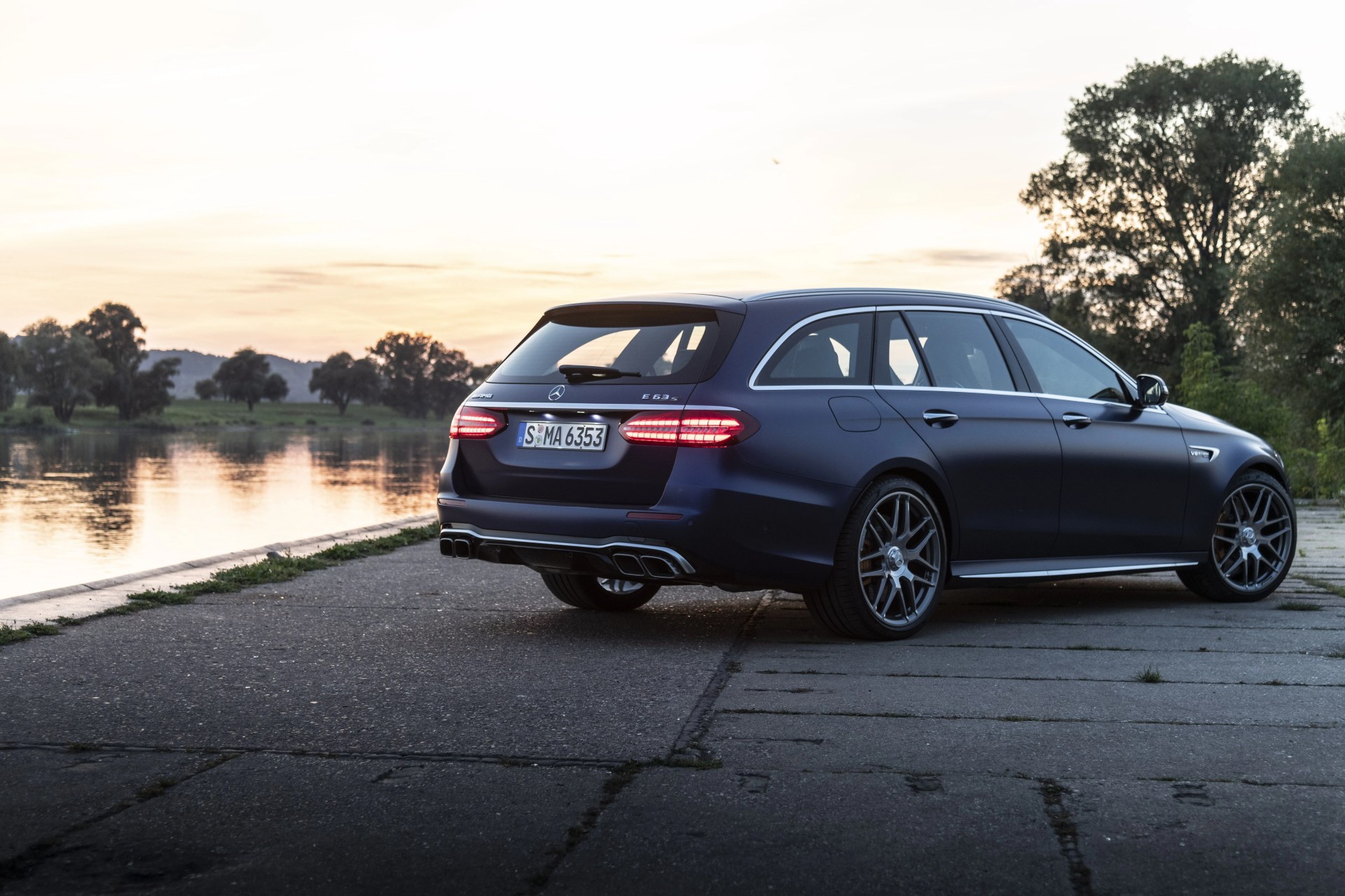 mercedes amg e63s 4matic t modell designo magno brillantblau leder exklusiv nappa amg   nussbraun  schwarz  mercedes amg e63s 4matic estate designo brilliant blue magno amg exclusive nappa leather   nut brown  blackkraftstoffverbrauch kombiniert 11,9 11,6 l100 km, co2 emissionen kombiniert 273 267 gkm combined fuel consumption 11,9 11,6 l100 km, combined co2 emissions 273 267 gkm