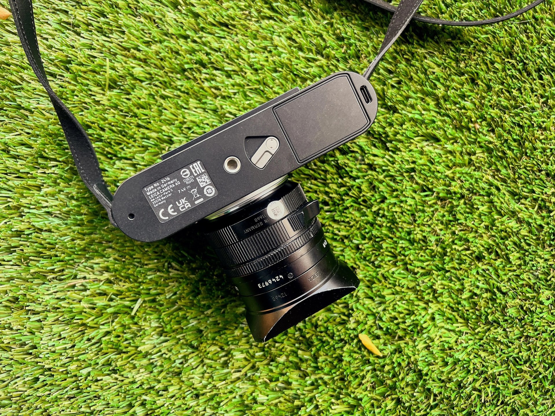 leica m11 bottom
