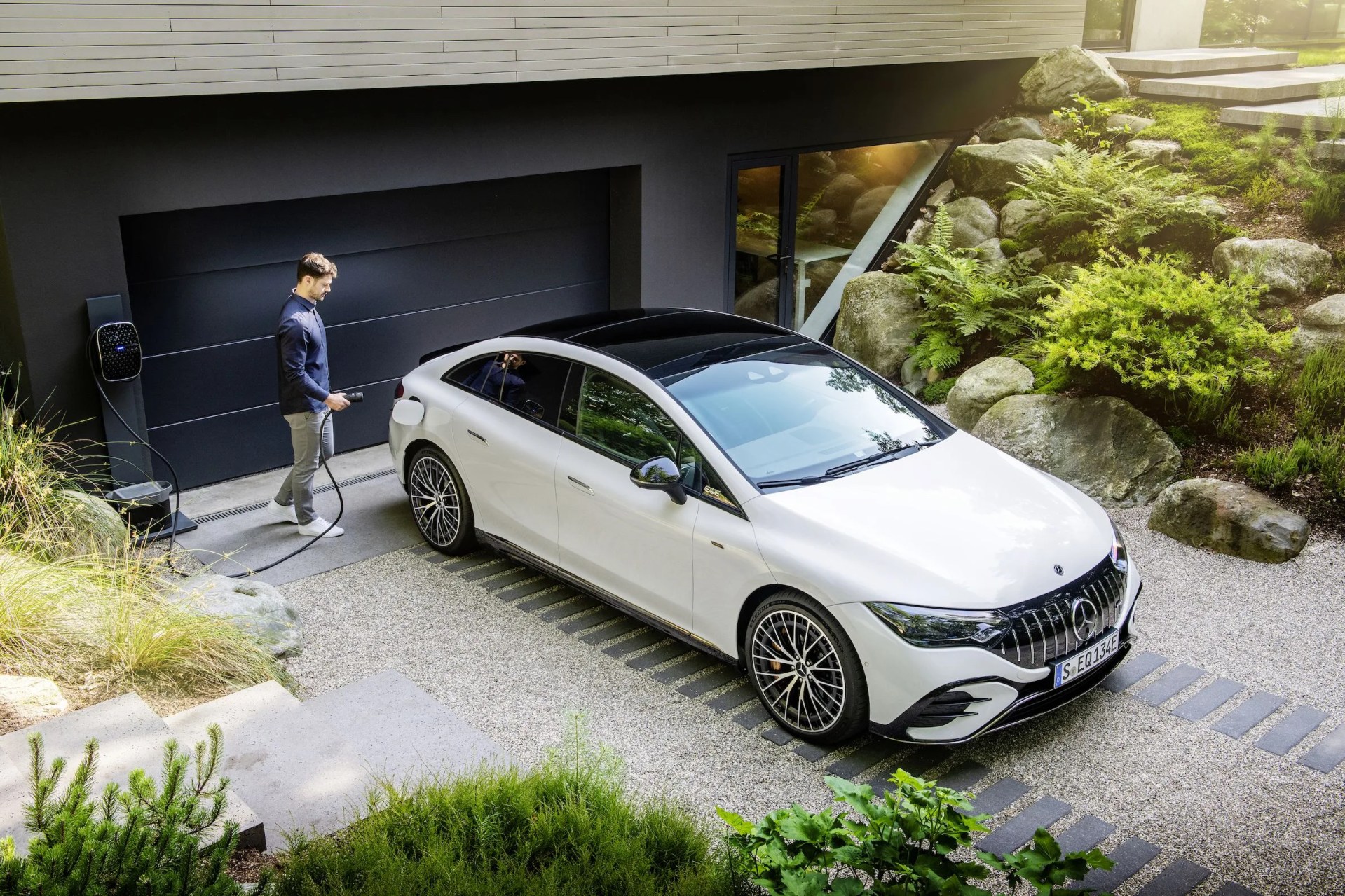 mercedes amg eqe 53 4matic stromverbrauch kombiniert vorläufig, wltp 23,2–20,3 kwh100 km co2 emissionen kombiniert wltp 0 gkm elektrische reichweite vorläufig, wltp 444–518 km exterieur opalithweiß bright interieur amg leder nappa schwarz mercedes amg eqe 53 4matic combined electrical consumption provisional, wltp 232–203 kwh100 km combined co2 emissions wltp 0 gkm electrical range provisional, wltp 444–518 km exterior opalite white bright interior amg nappa leather black