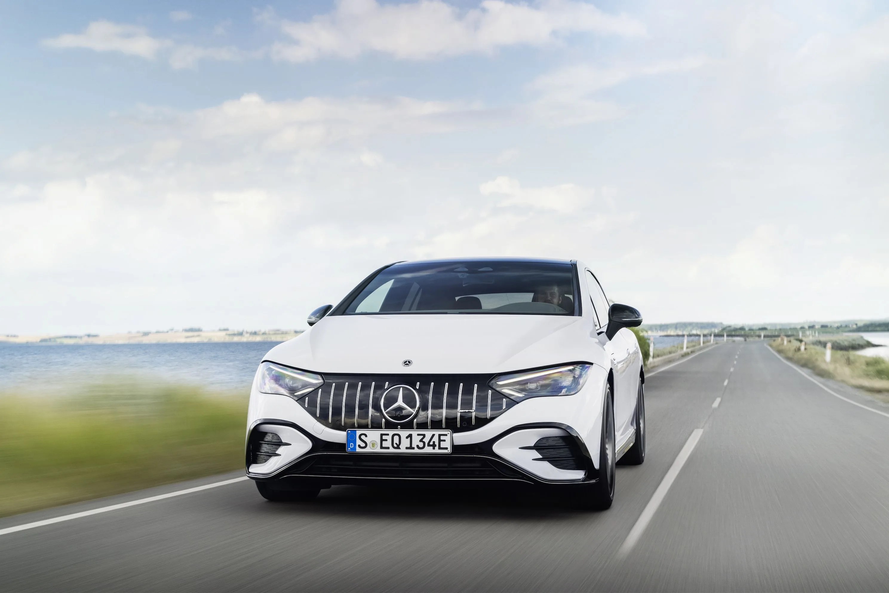 mercedes amg eqe 53 4matic stromverbrauch kombiniert vorläufig, wltp 23,2–20,3 kwh100 km co2 emissionen kombiniert wltp 0 gkm elektrische reichweite vorläufig, wltp 444–518 km exterieur  opalithweiß bright interieur amg leder nappa schwarz  mercedes amg eqe 53 4matic combined electrical consumption provisional, wltp 232–203 kwh100 km combined co2 emissions wltp 0 gkm electrical range provisional, wltp 444–518 km exterior opalite white bright interior amg nappa leather black