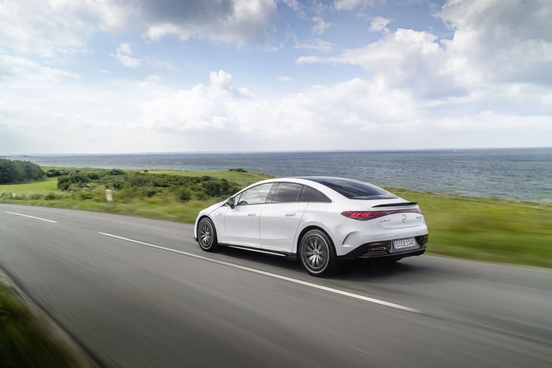 mercedes amg eqe 53 4matic stromverbrauch kombiniert vorläufig, wltp 23,2–20,3 kwh100 km co2 emissionen kombiniert wltp 0 gkm elektrische reichweite vorläufig, wltp 444–518 km exterieur opalithweiß bright interieur amg leder nappa schwarz mercedes amg eqe 53 4matic combined electrical consumption provisional, wltp 232–203 kwh100 km combined co2 emissions wltp 0 gkm electrical range provisional, wltp 444–518 km exterior opalite white bright interior amg nappa leather black