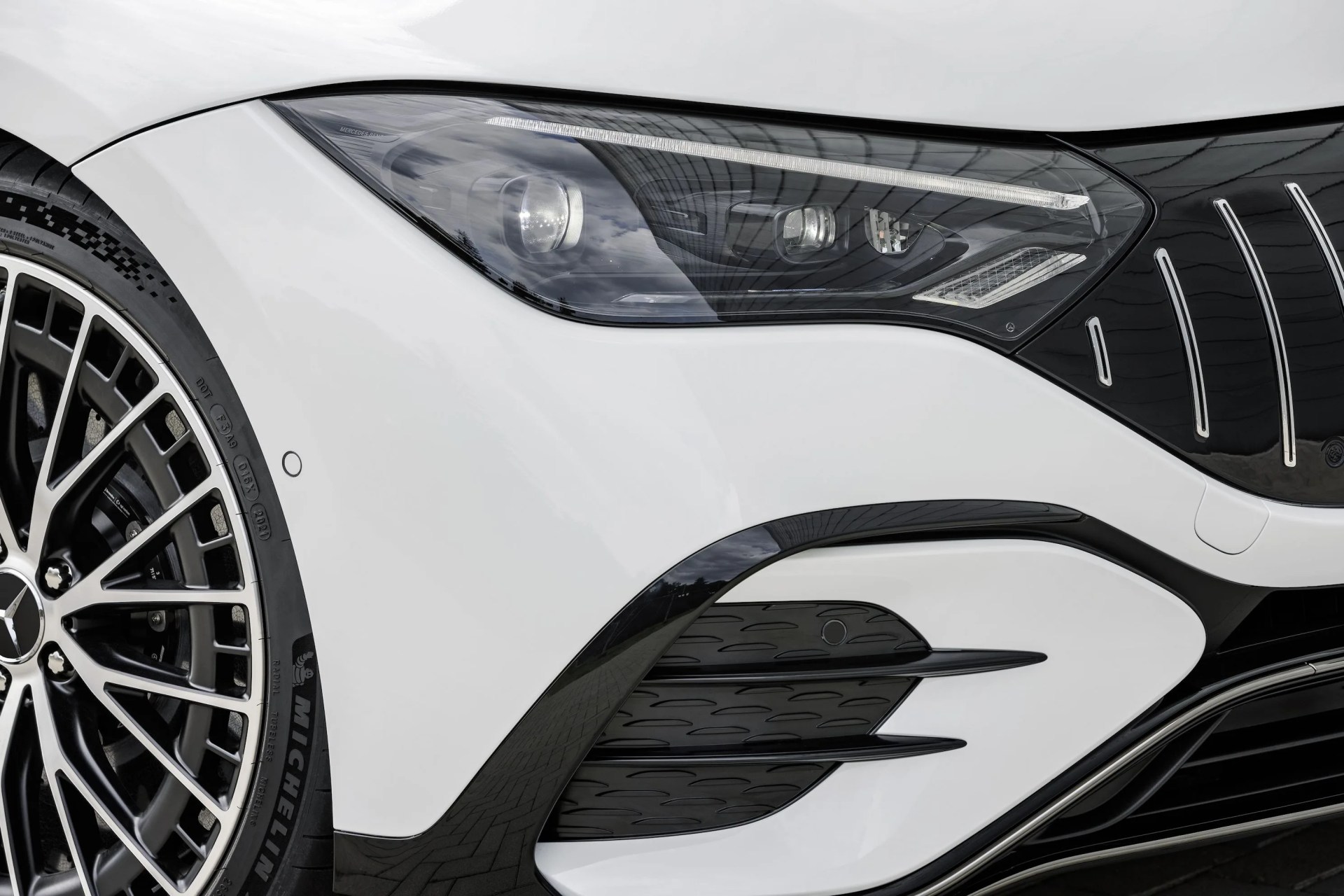 mercedes amg eqe 53 4matic stromverbrauch kombiniert vorläufig, wltp 23,2–20,3 kwh100 km co2 emissionen kombiniert wltp 0 gkm elektrische reichweite vorläufig, wltp 444–518 km exterieur opalithweiß bright interieur amg leder nappa schwarz mercedes amg eqe 53 4matic combined electrical consumption provisional, wltp 232–203 kwh100 km combined co2 emissions wltp 0 gkm electrical range provisional, wltp 444–518 km exterior opalite white bright interior amg nappa leather black
