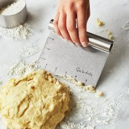 sur la table bench scraper