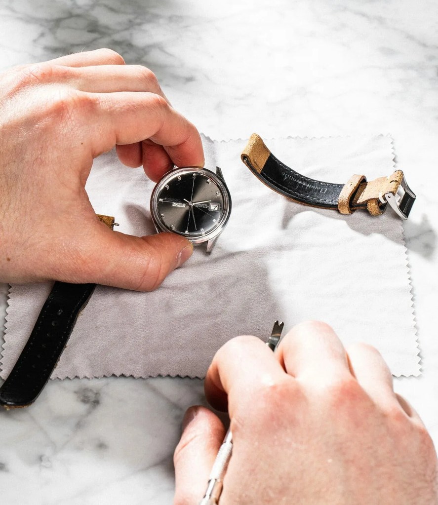 How-to-Change-a-Watch-Strap-gear-patrol-Leather-5