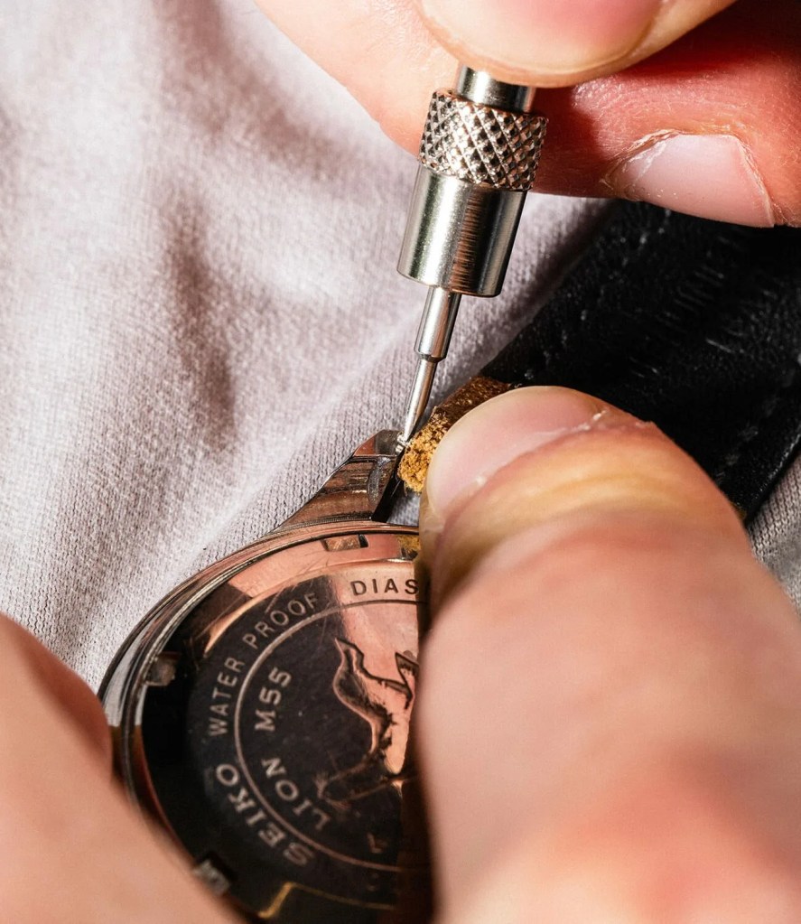 How-to-Change-a-Watch-Strap-gear-patrol-Leather-9