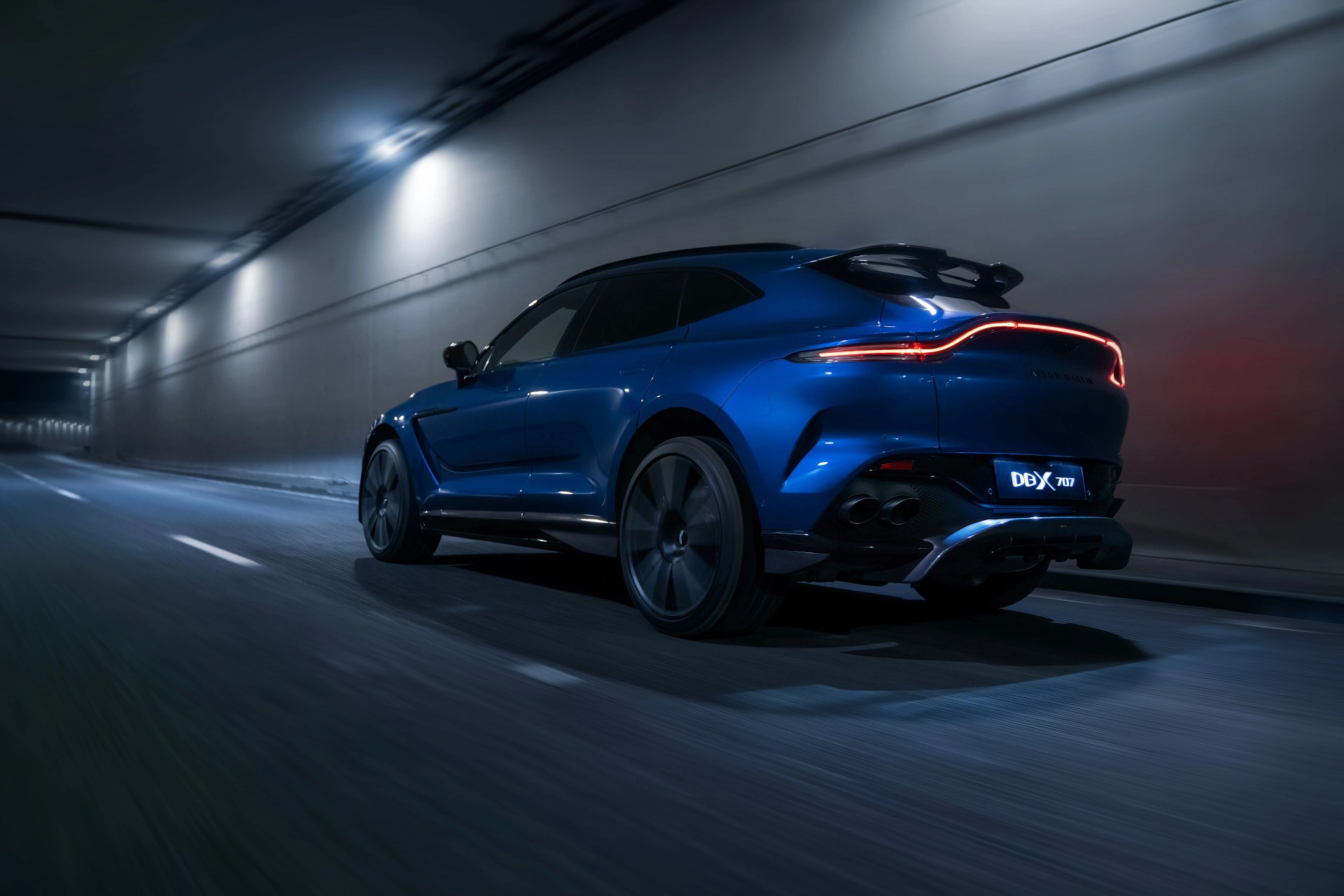 aston martin dbx707