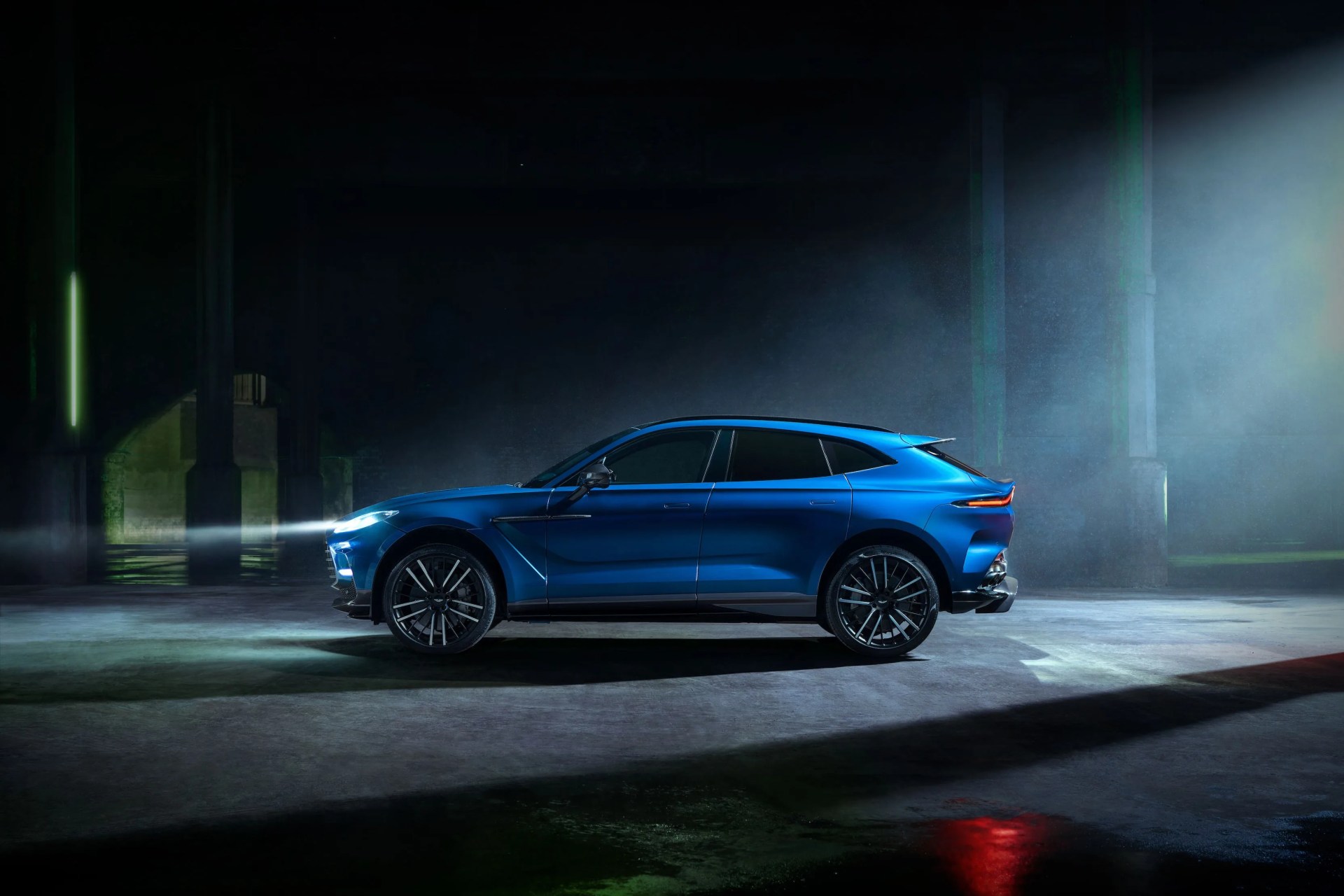 aston martin dbx 707
