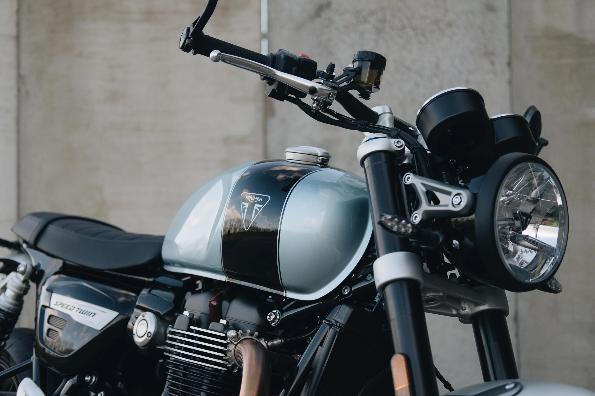 triumph speed twin breitling details