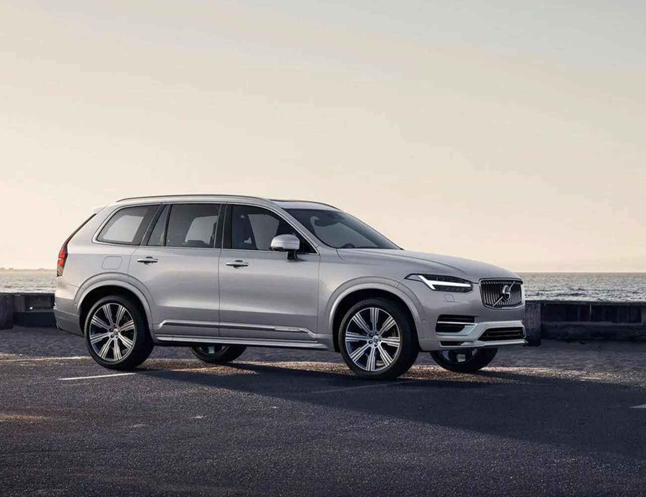 white volvo xc90