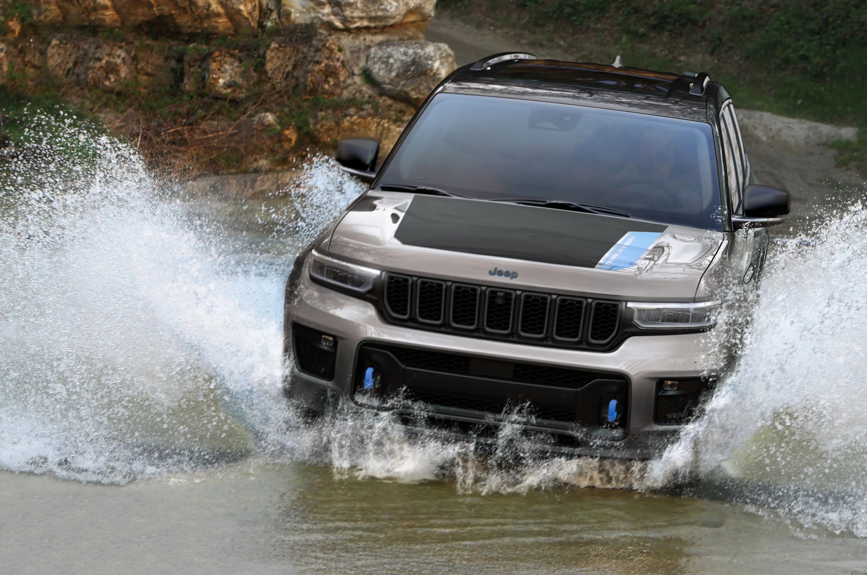 2022 jeep® grand cherokee trailhawk 4xe delivers up to 24 inches of water fording capability