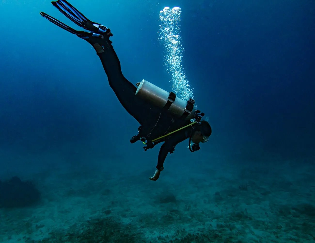 SCUBA-Diving-in-the-Aquadive-gear-patrol-ambience-2